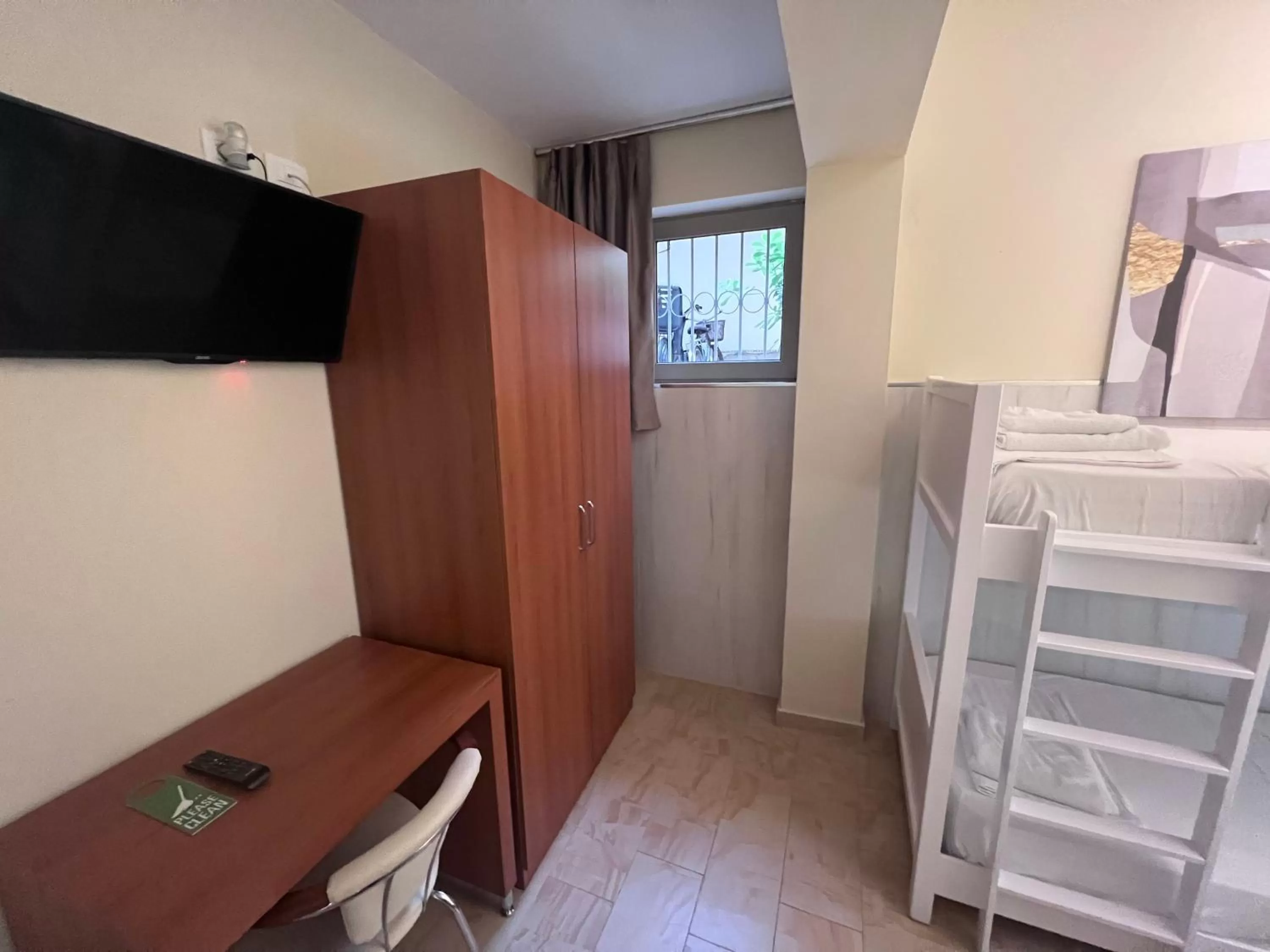 Communal lounge/ TV room, TV/Entertainment Center in Bobi Hotel