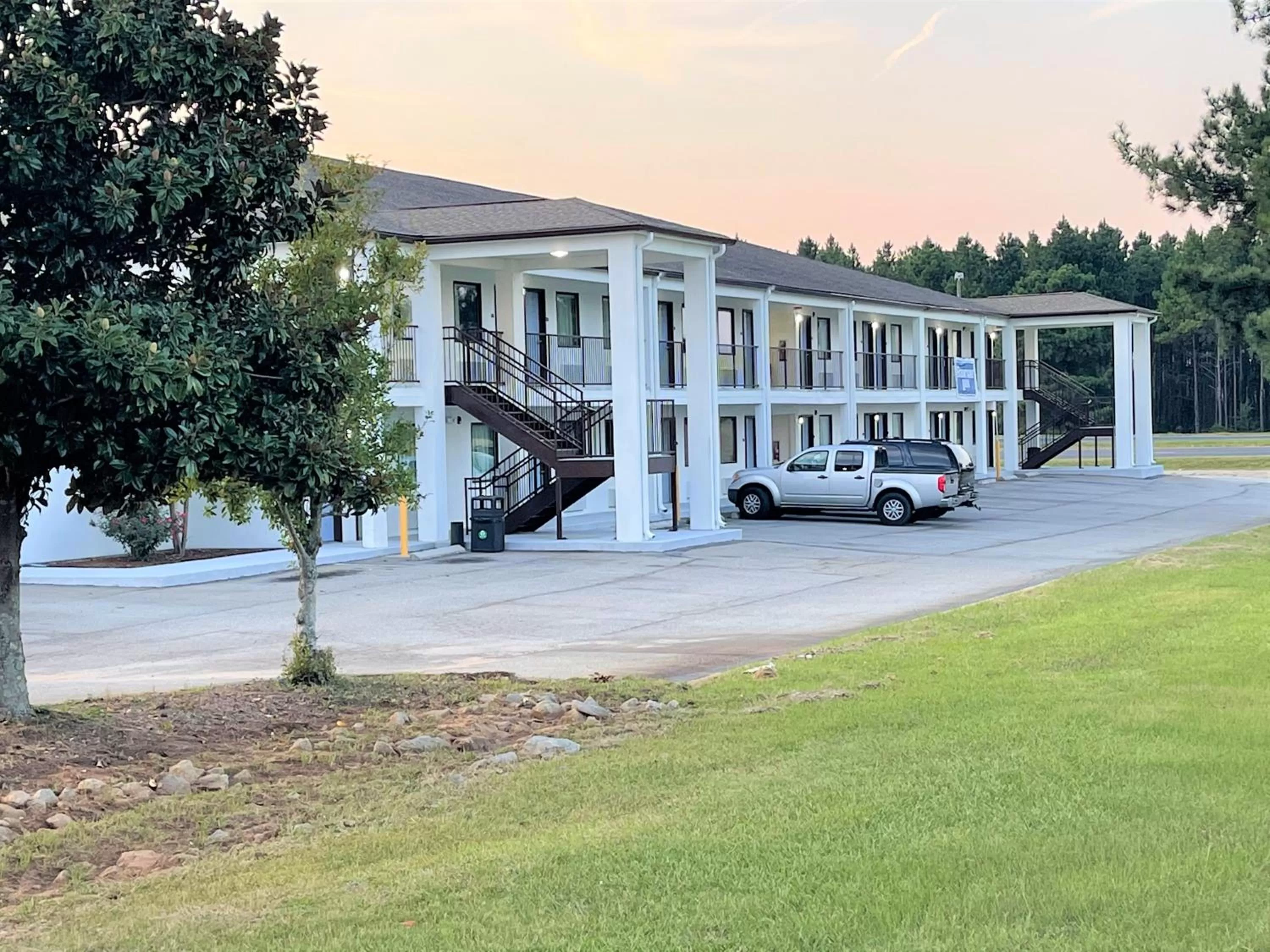Property building in Rodeway Inn Sandersville