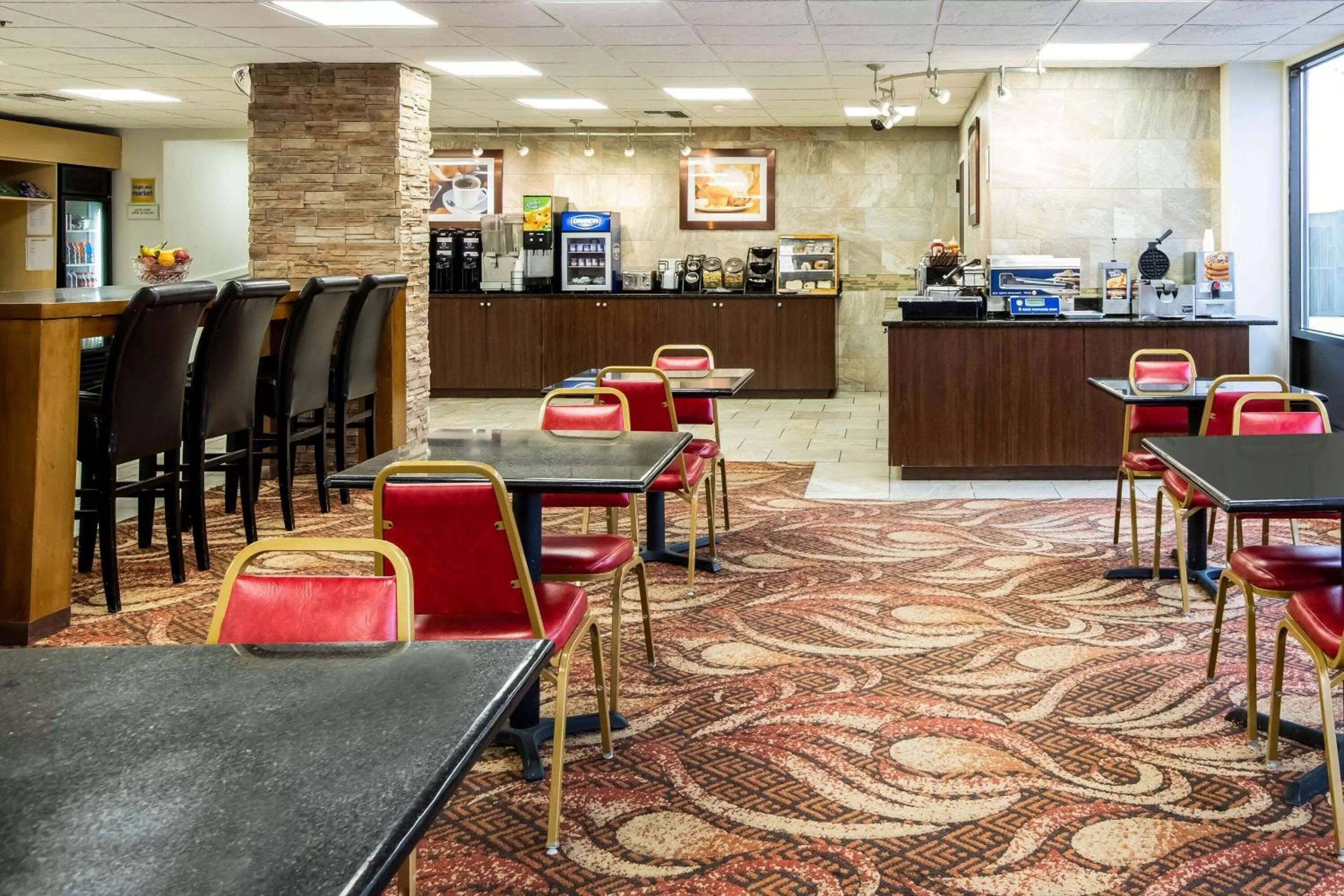 Restaurant/places to eat in La Quinta Inn by Wyndham Davenport & Conference Center