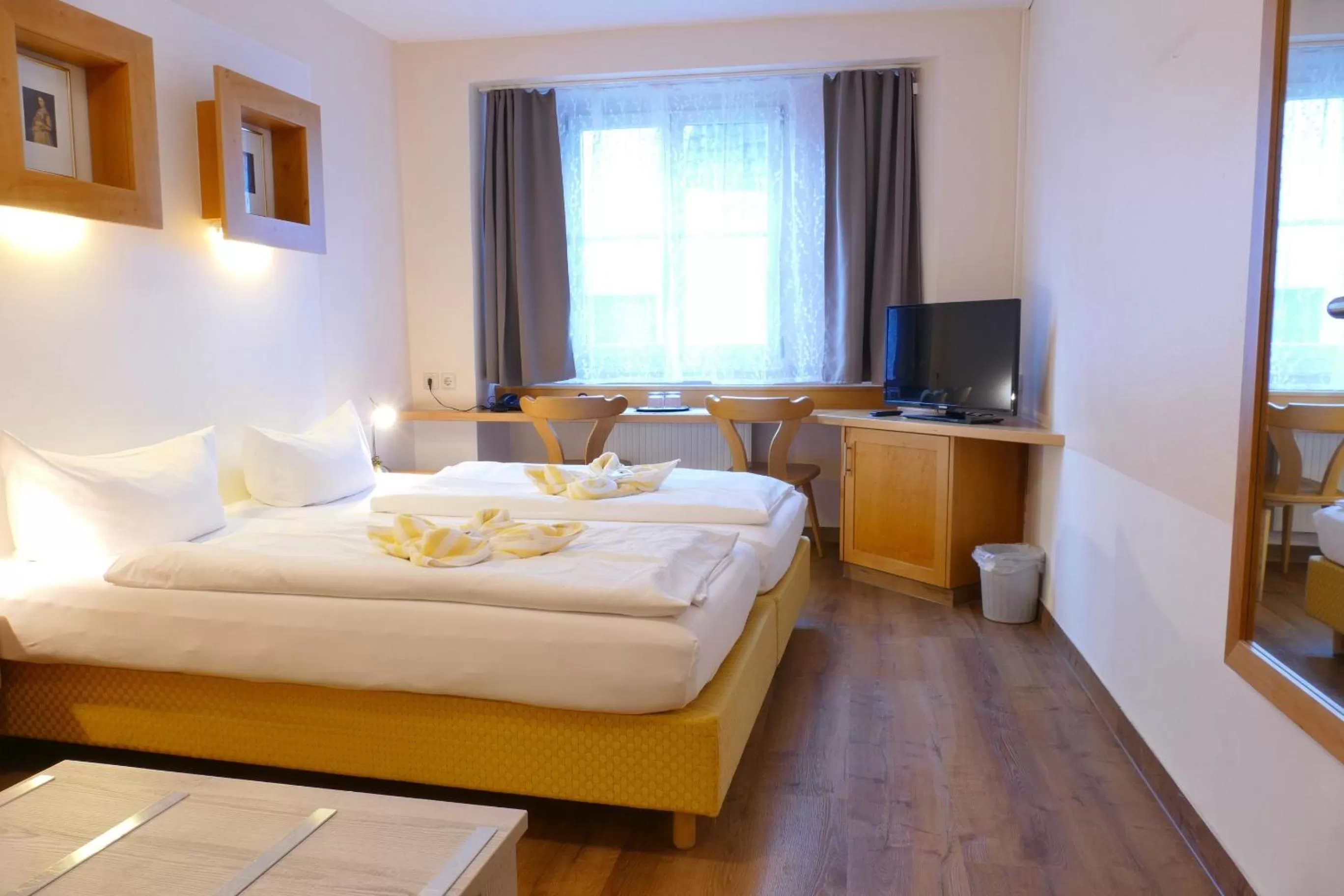 Photo of the whole room, Bed in Altstadthotel "Zum Hechten"