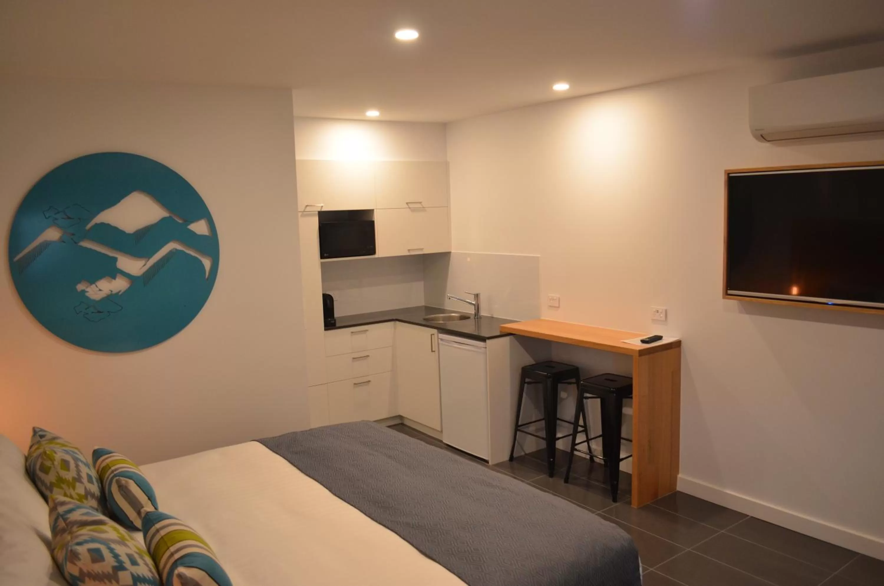 Photo of the whole room, TV/Entertainment Center in Bright Colonial Motel