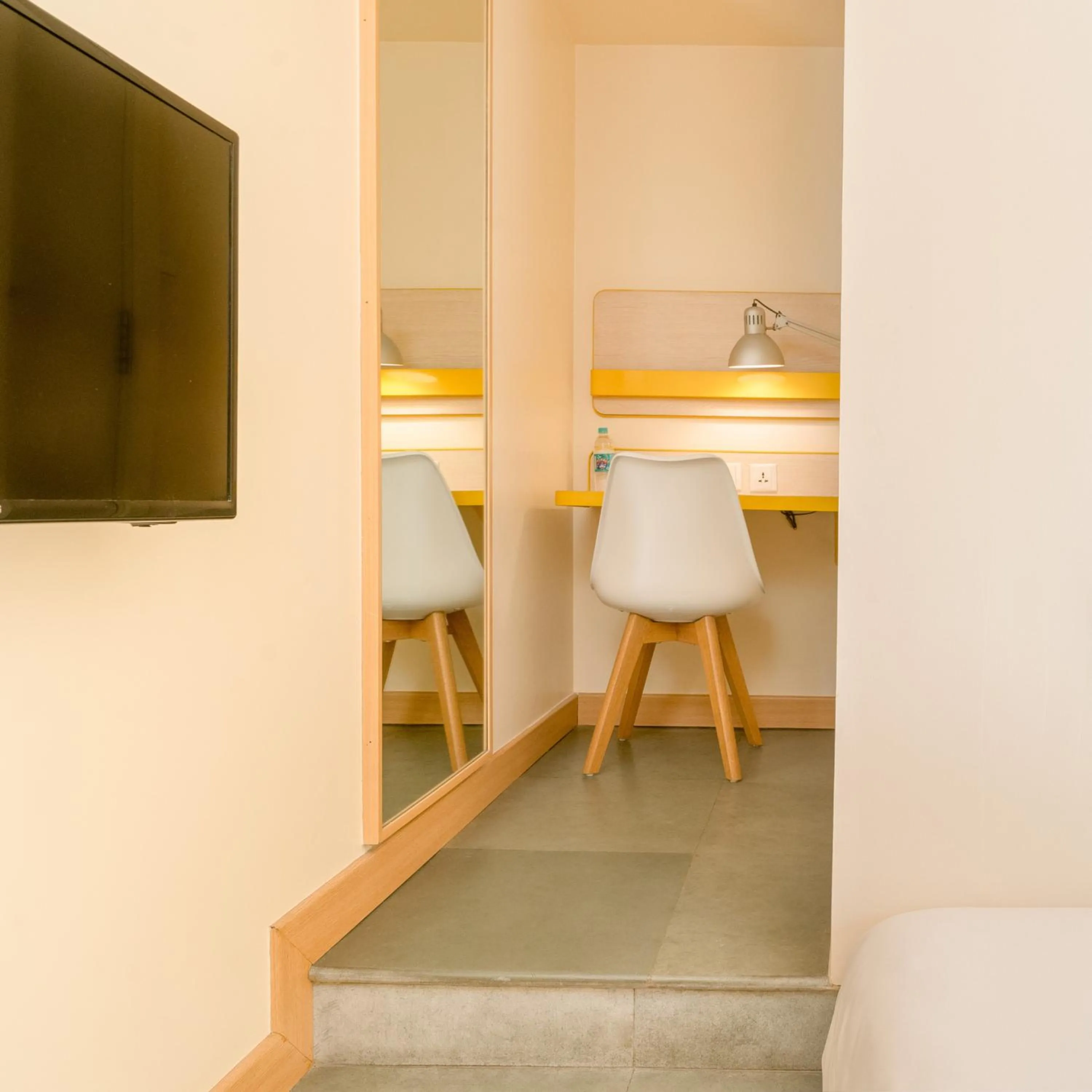 hair dresser in Bloomrooms @ New Delhi Railway Station