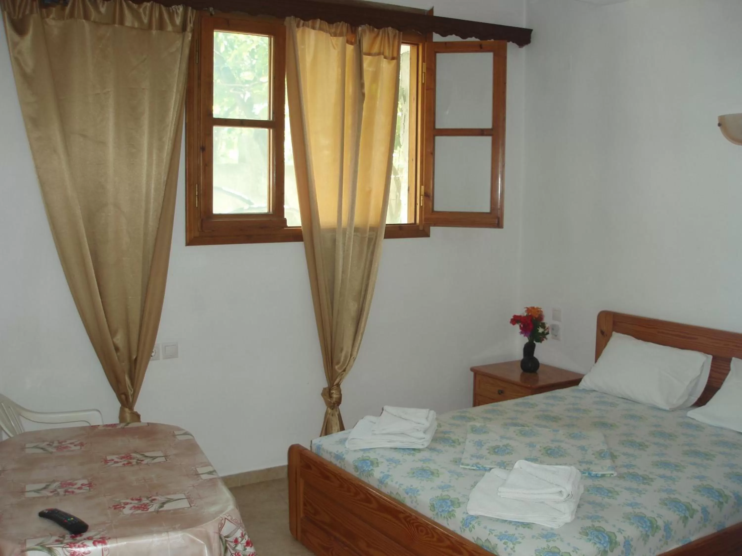 Photo of the whole room in skiathos studios HL