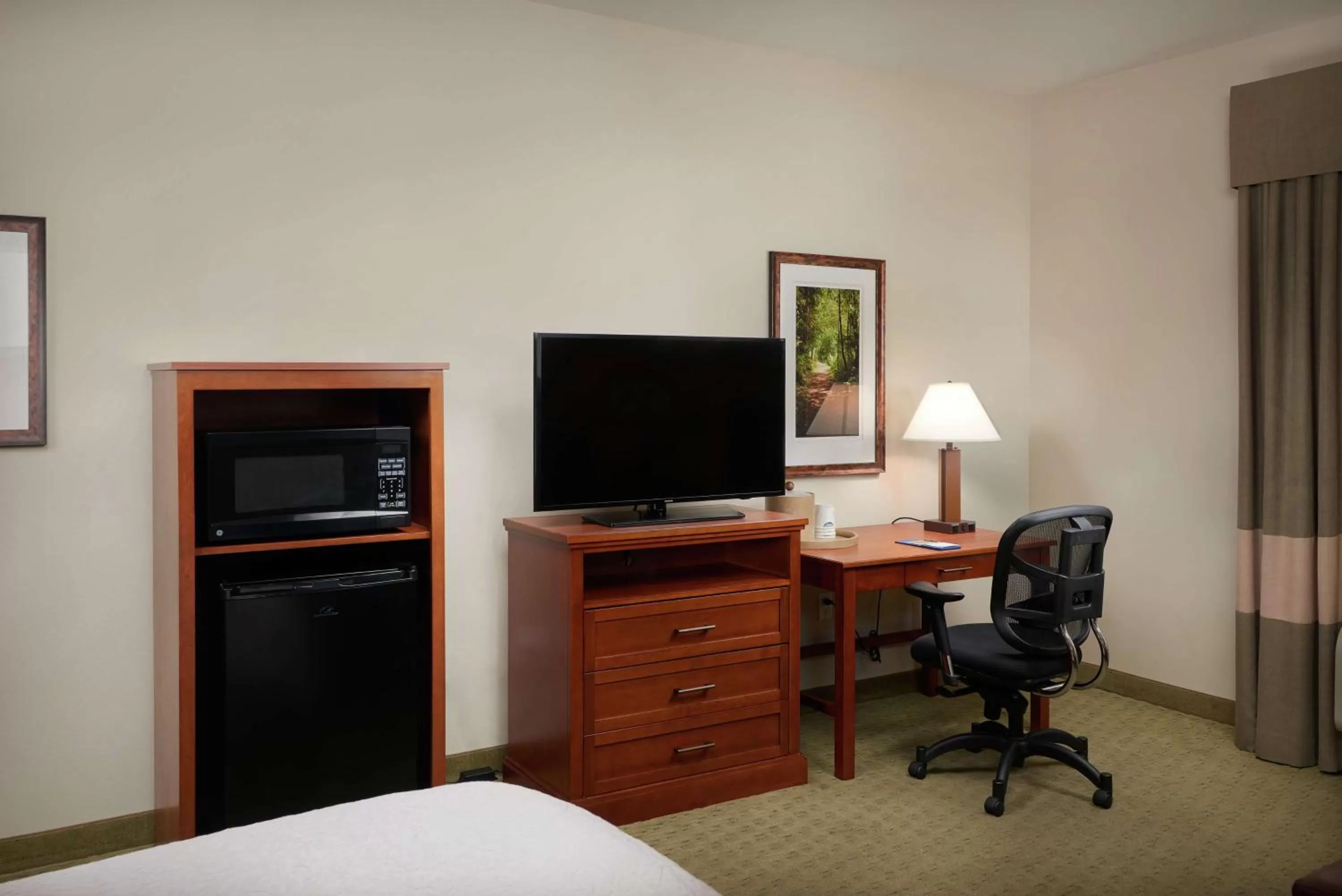 Bedroom, Bed in Hampton Inn and Suites Salem