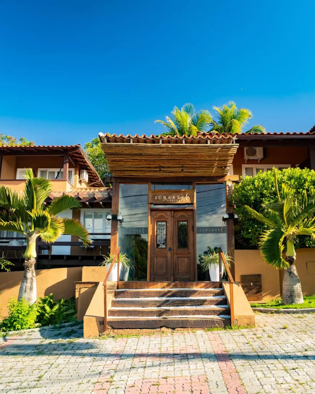 Property building in Jubarte Hotel by Insólito