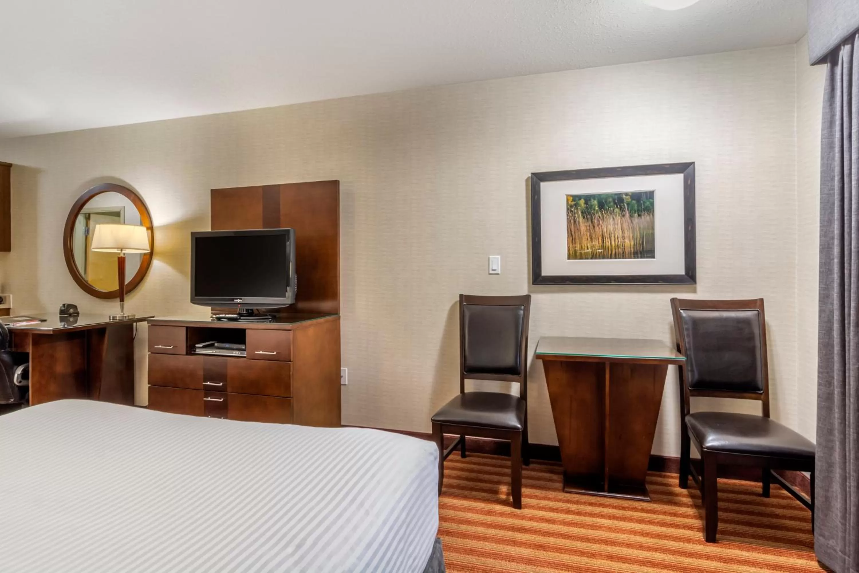 Seating area, Bed in Devonian Hotel and Suites