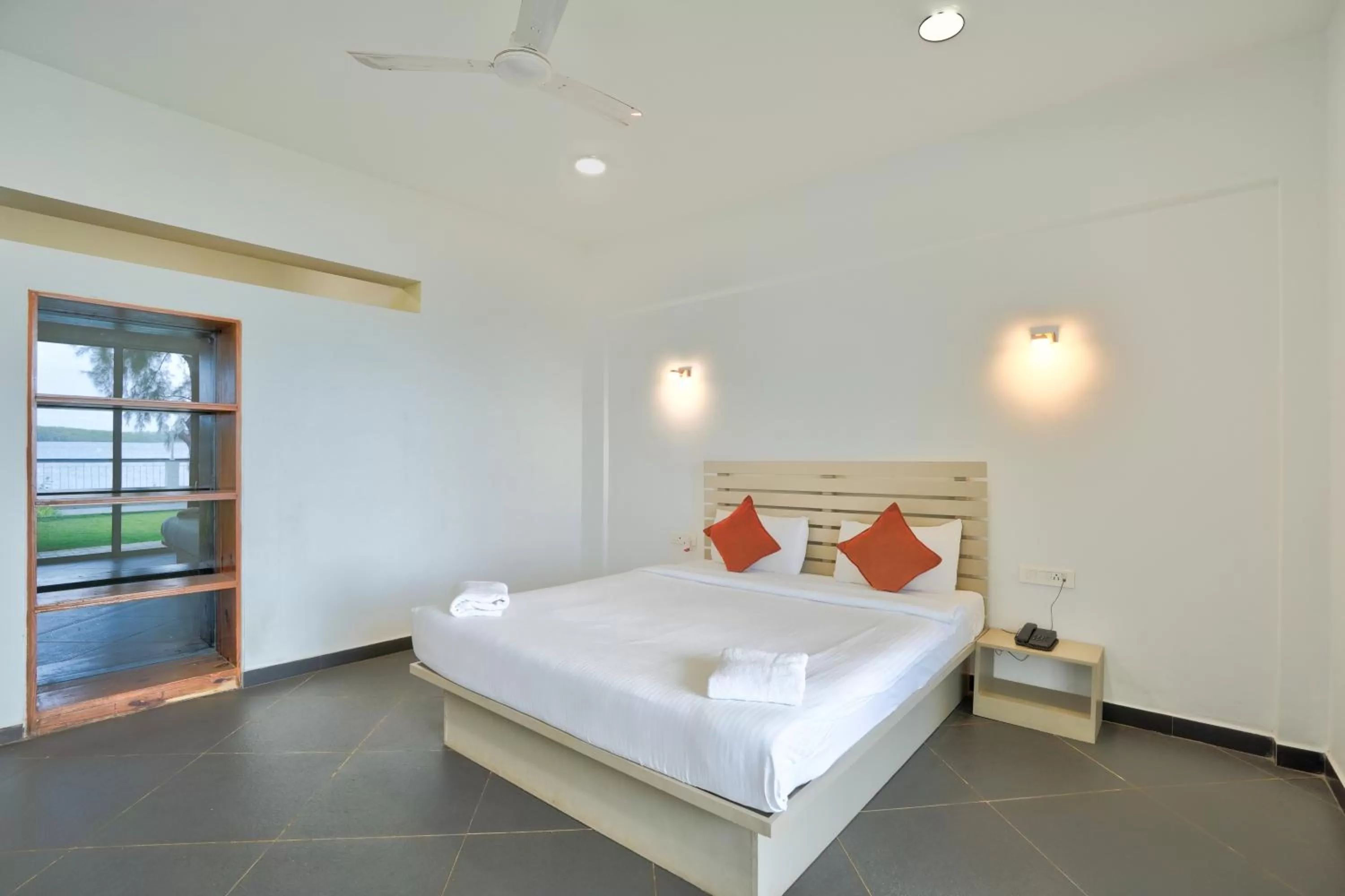 Photo of the whole room, Bed in Blu Missel By The River