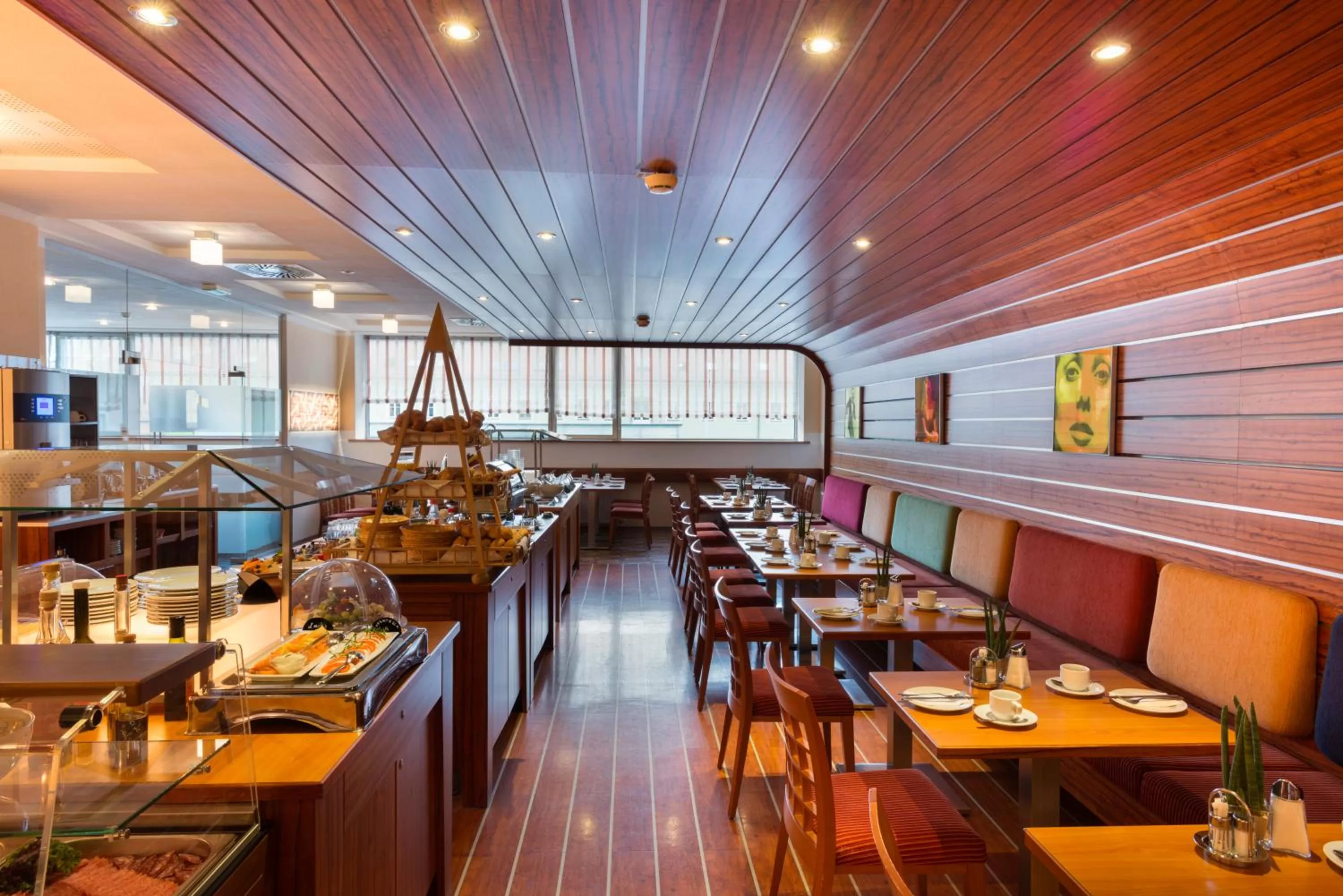 Restaurant/places to eat in Hotel City