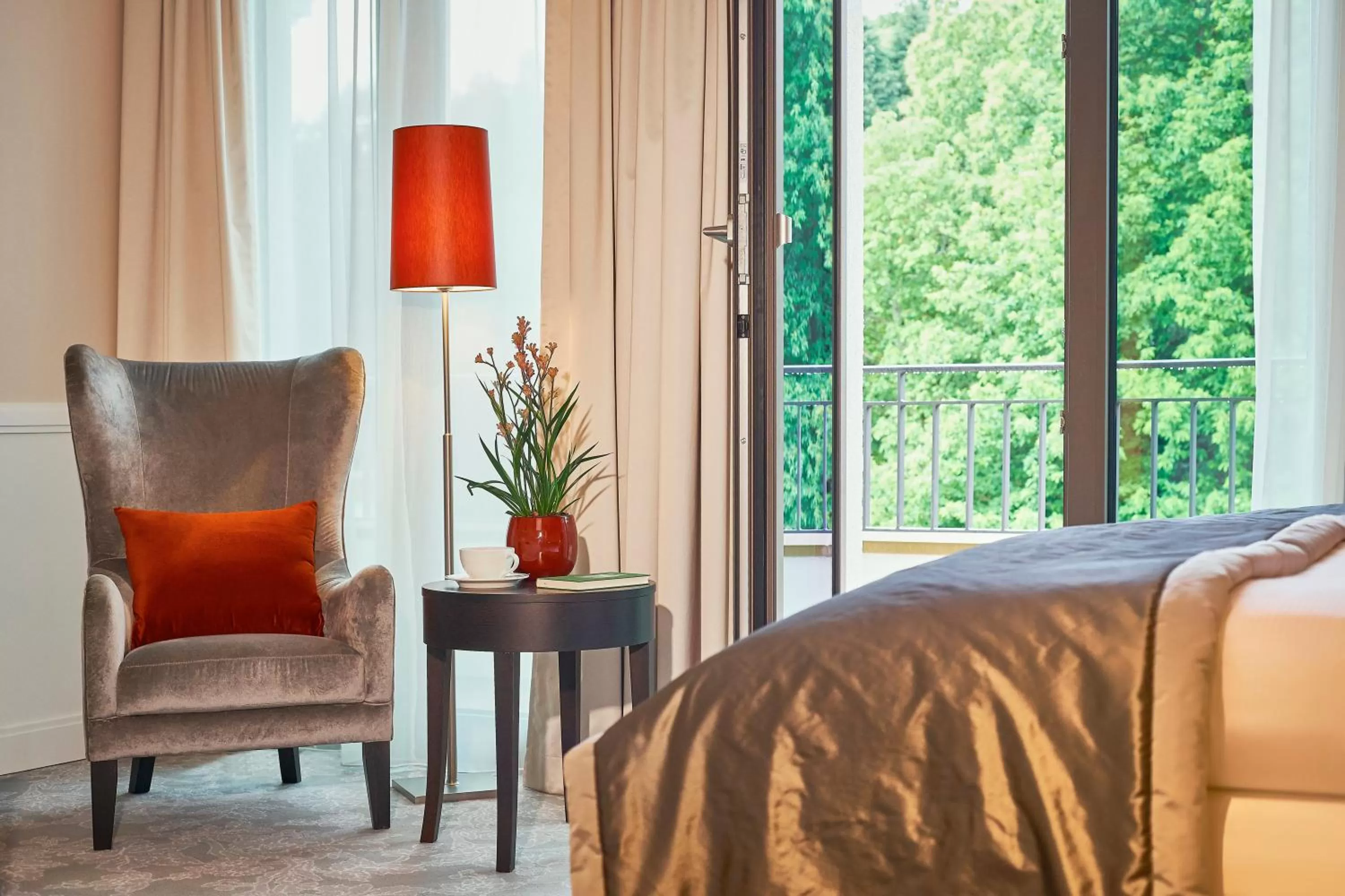 Seating area, Bed in Dorint Hotel Frankfurt/Oberursel