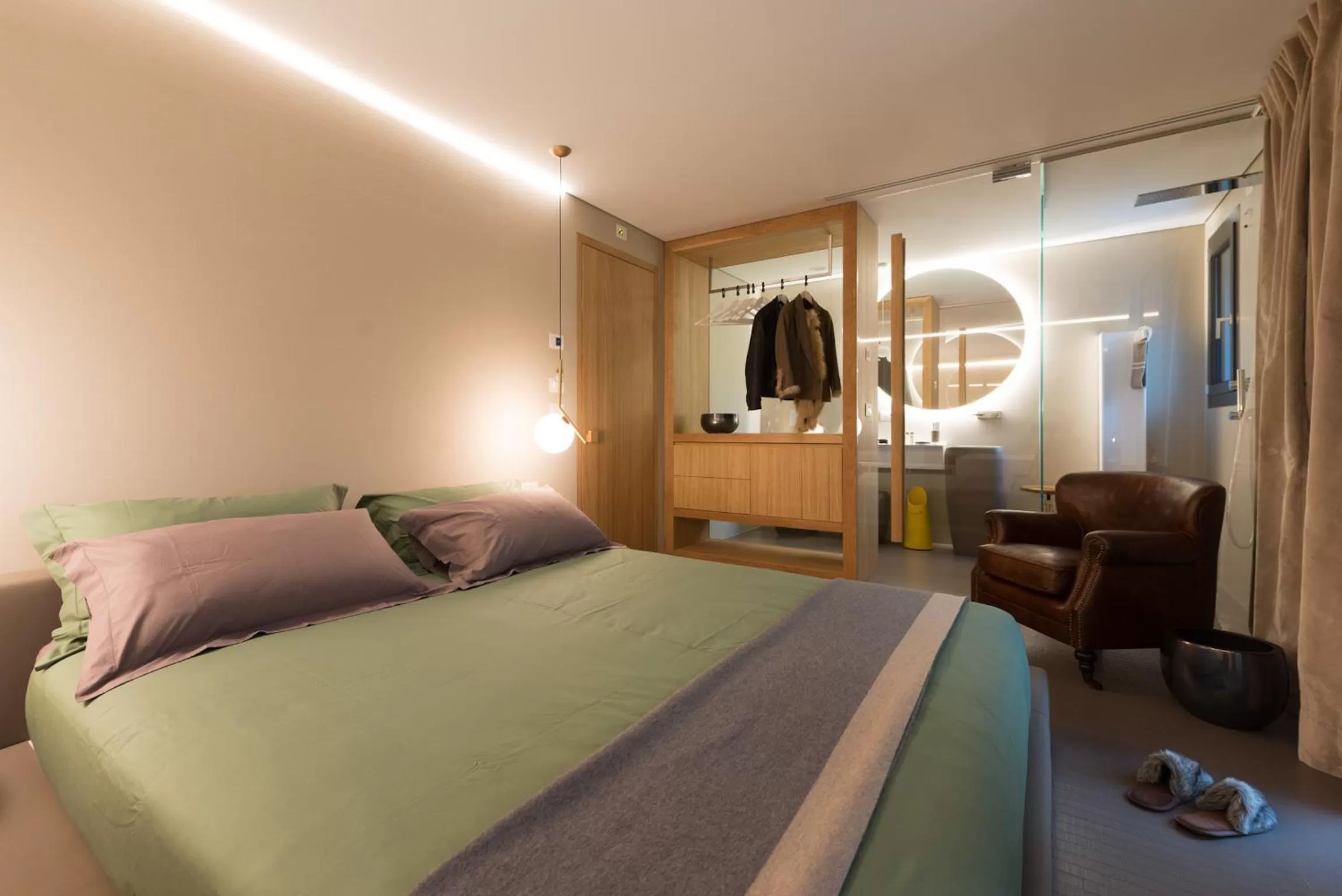 Shower, Bed in Locanda Black and White Sondrio