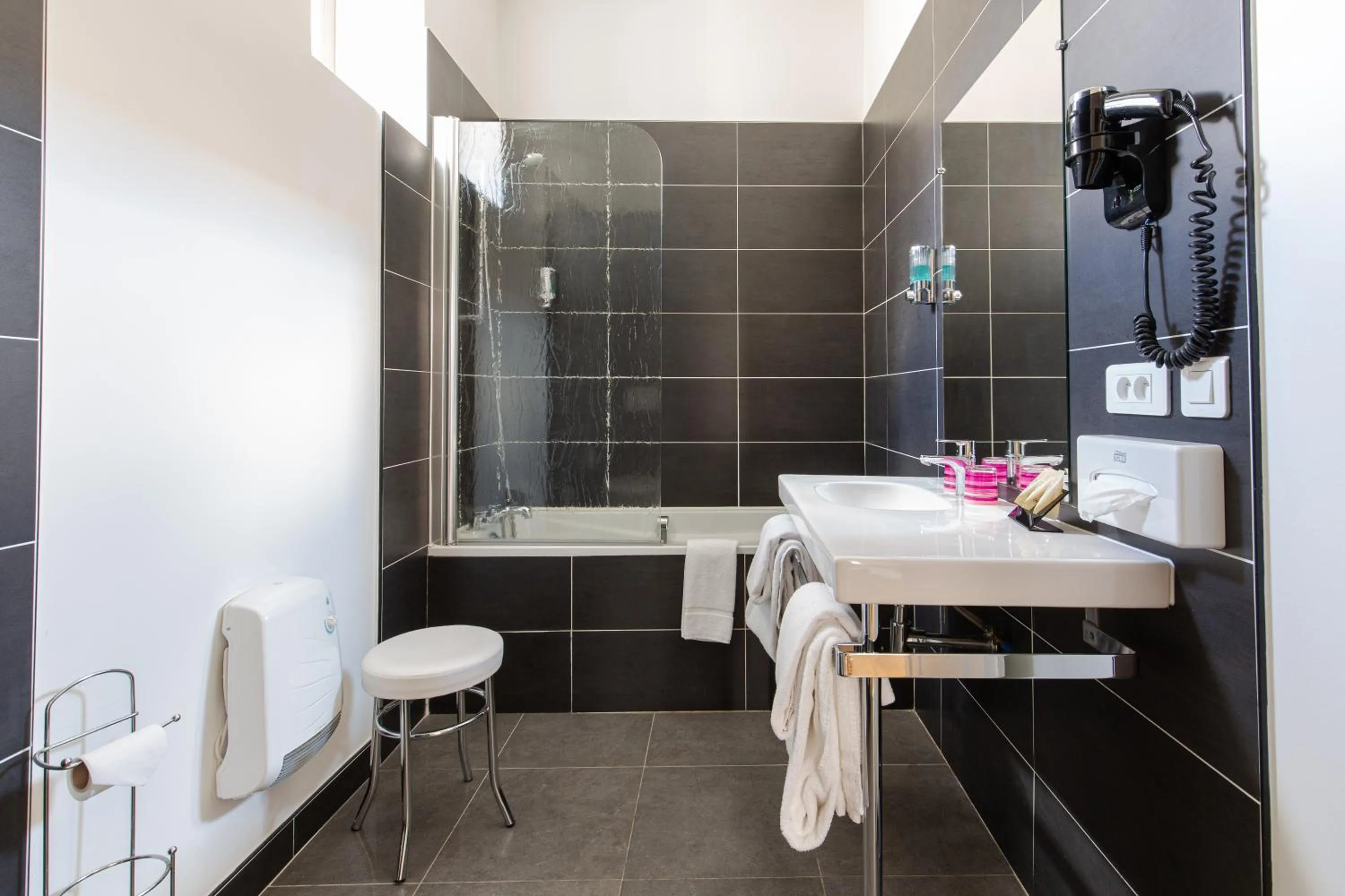 Bathroom in Hotel Le Renoir