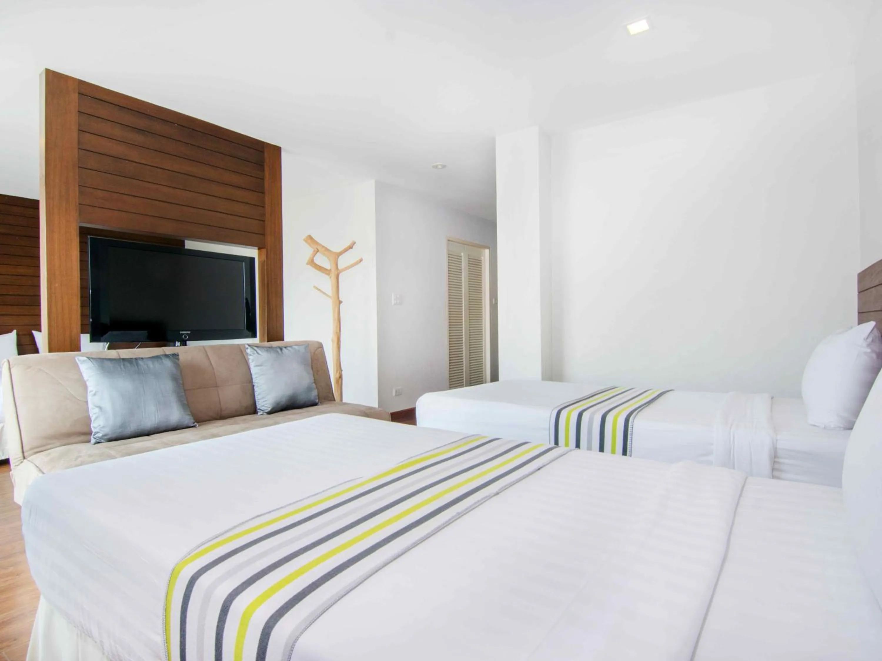 Bed in The Phoenix Hotel Bangkok - Suvarnabhumi Airport