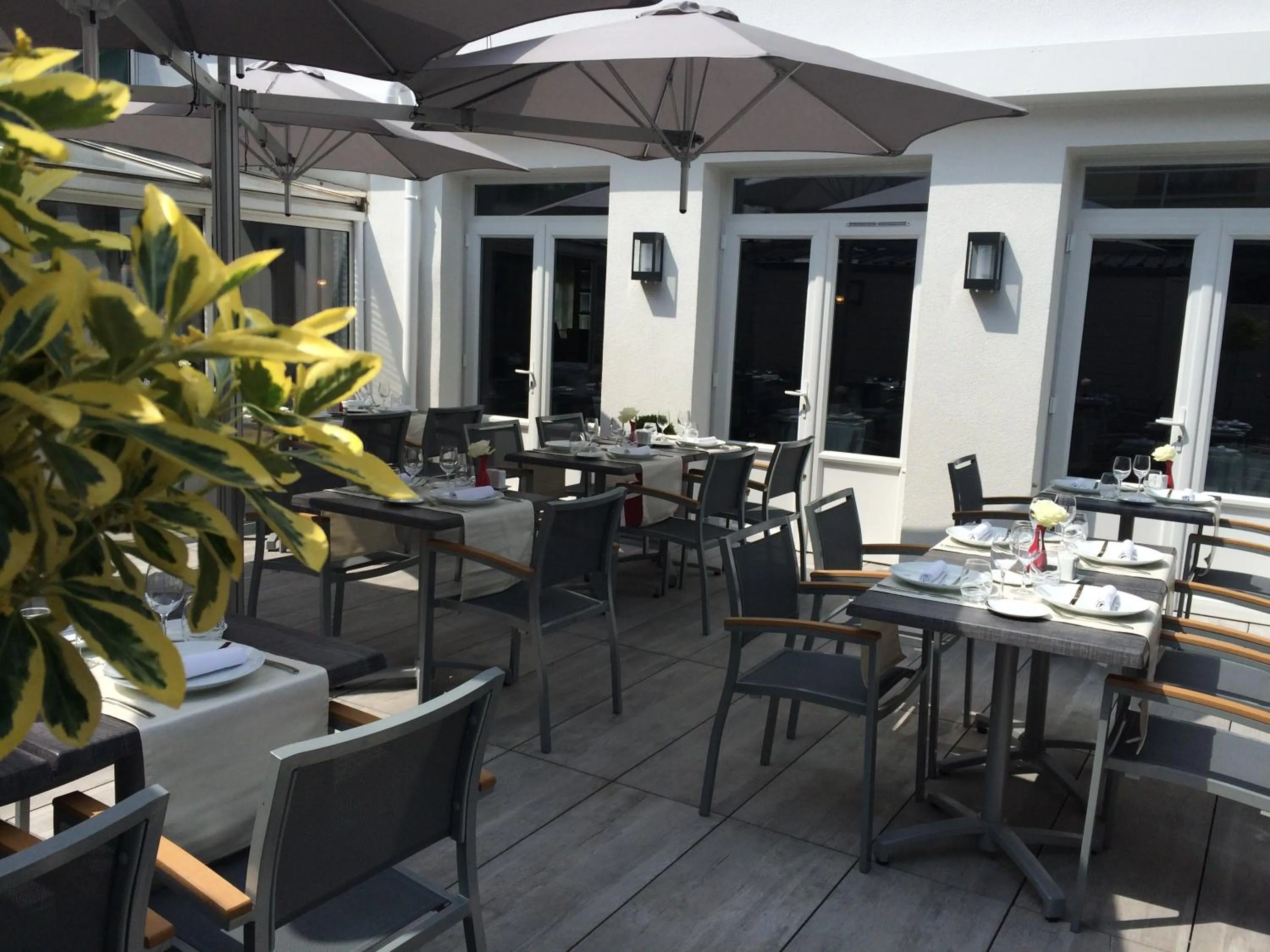 Patio in Logis Hôtel A la Bonne Auberge