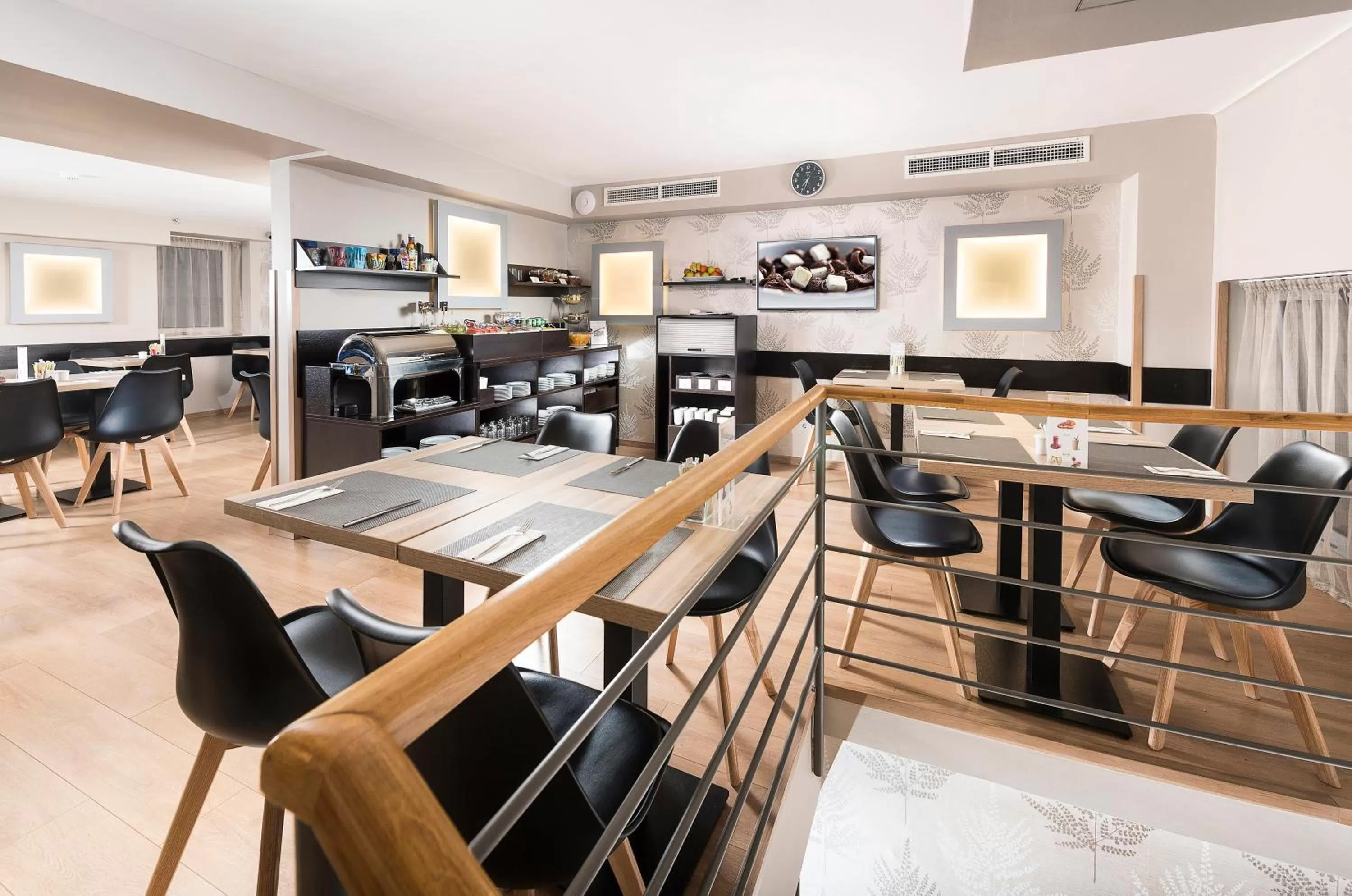 Restaurant/places to eat in Opera Garden Hotel & Apartments