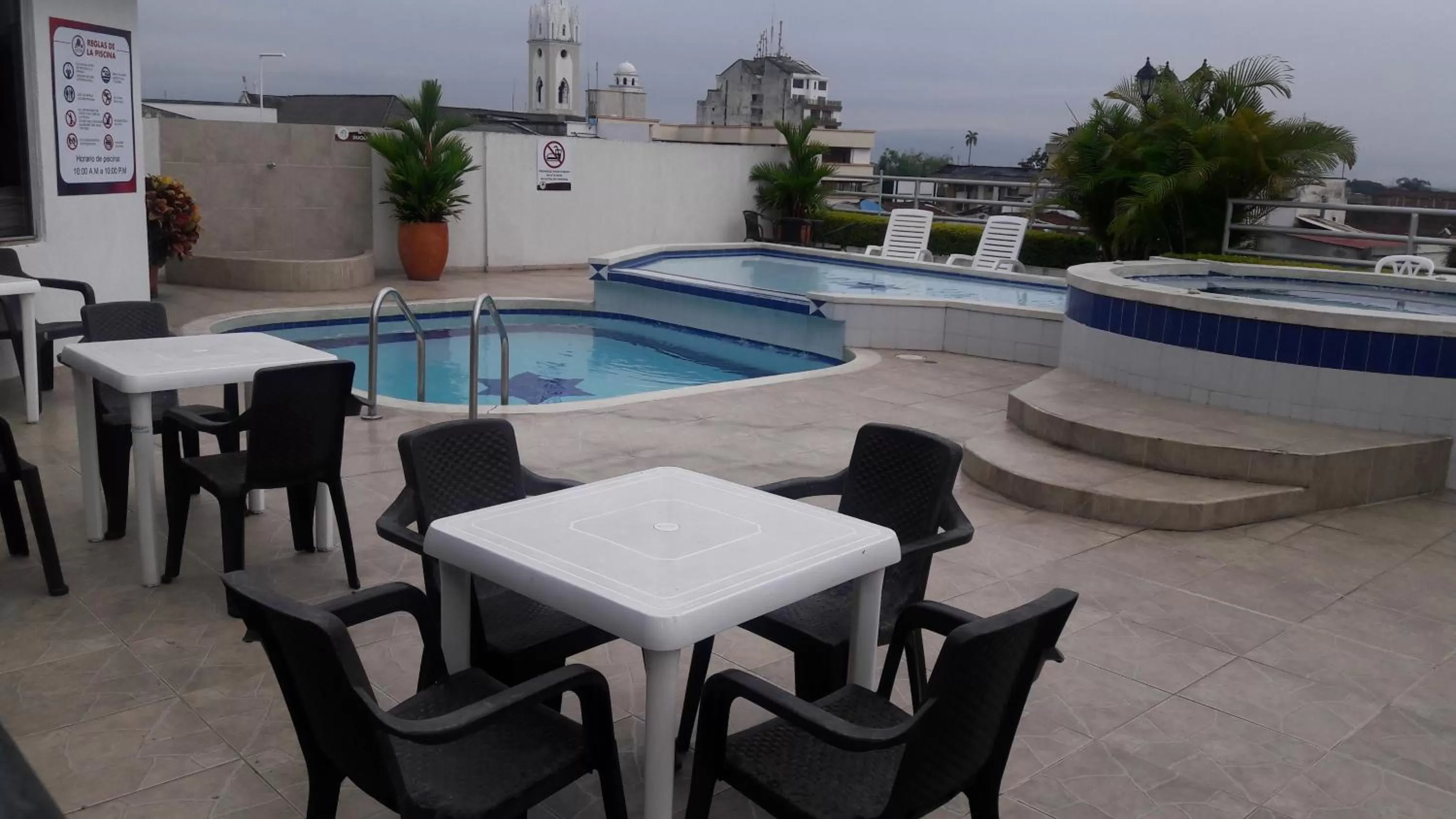 Swimming Pool in Hotel Cafe Plaza