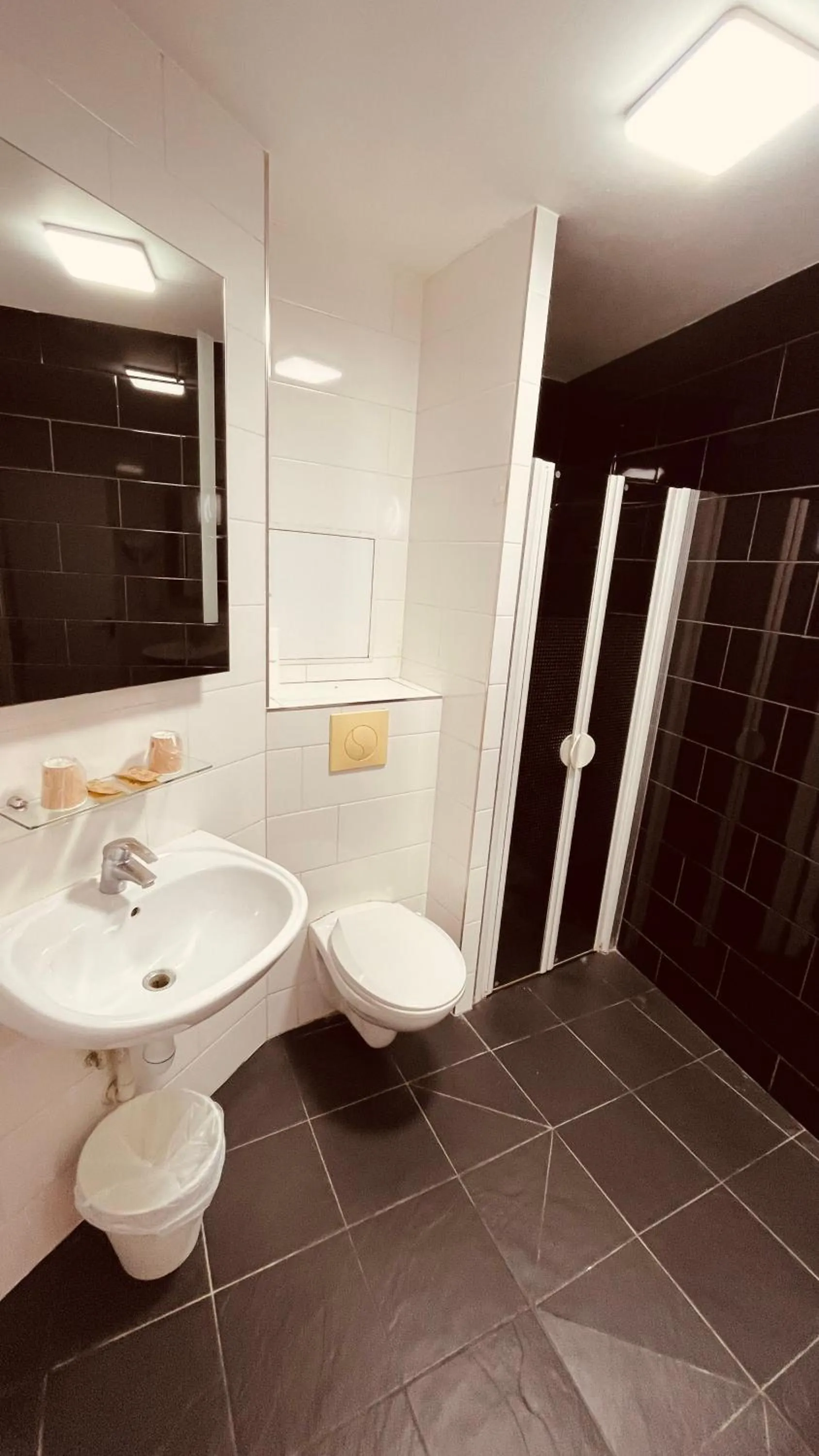 Toilet in Jeff Hotel