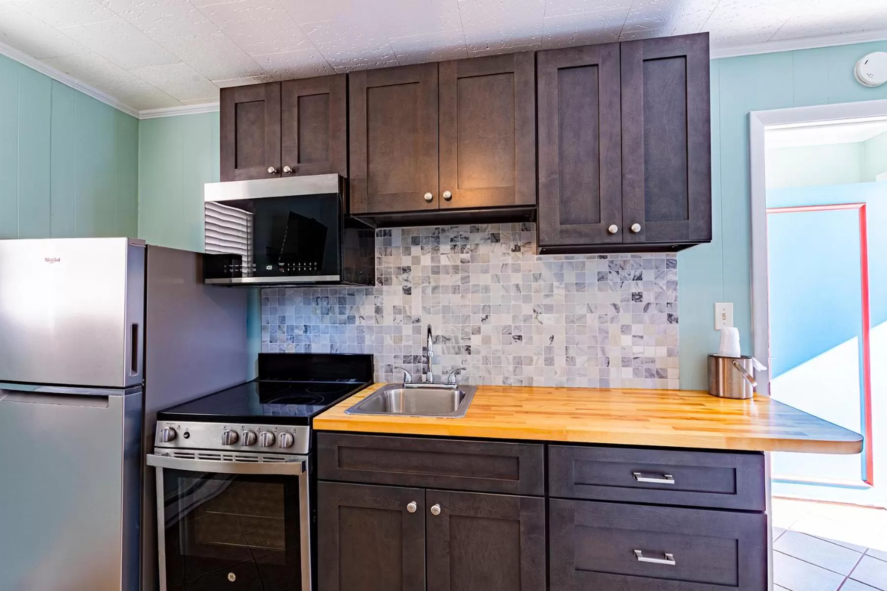 Kitchen or kitchenette in Island Guesthouse and Motel OBX