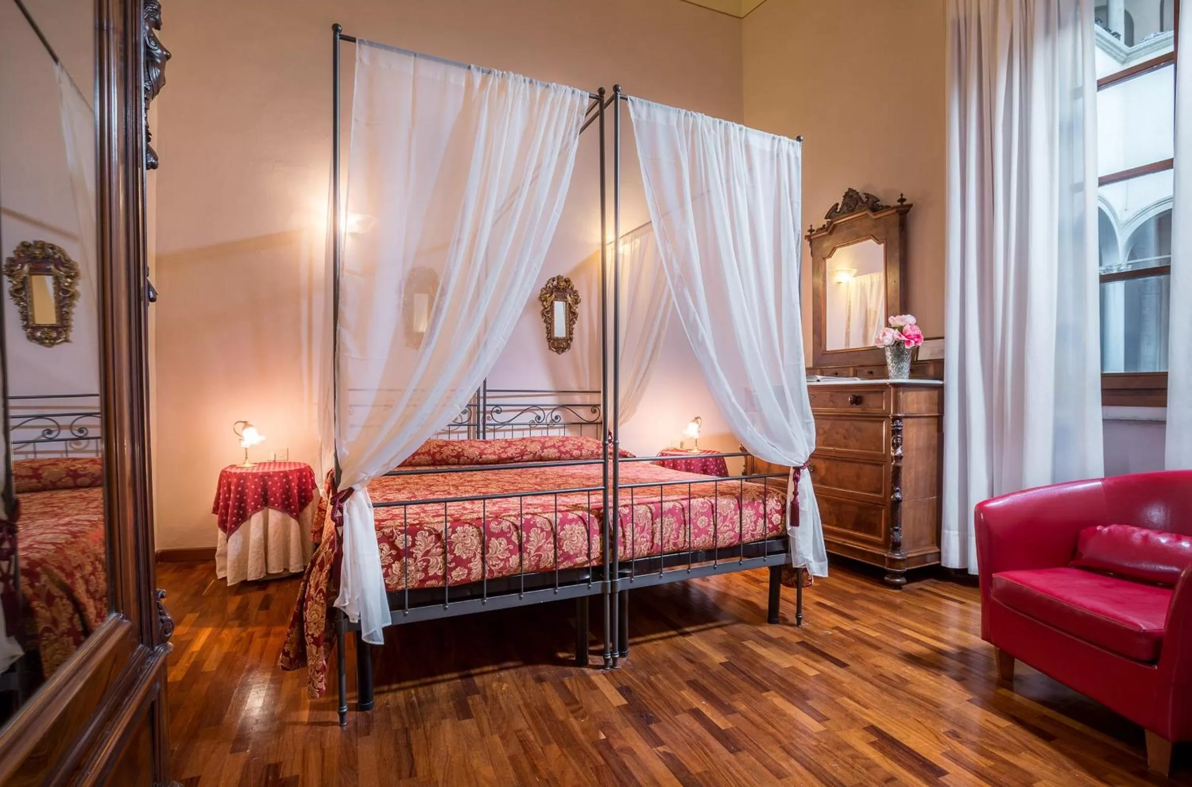 Photo of the whole room, Bed in Hotel Torre Guelfa Palazzo Acciaiuoli