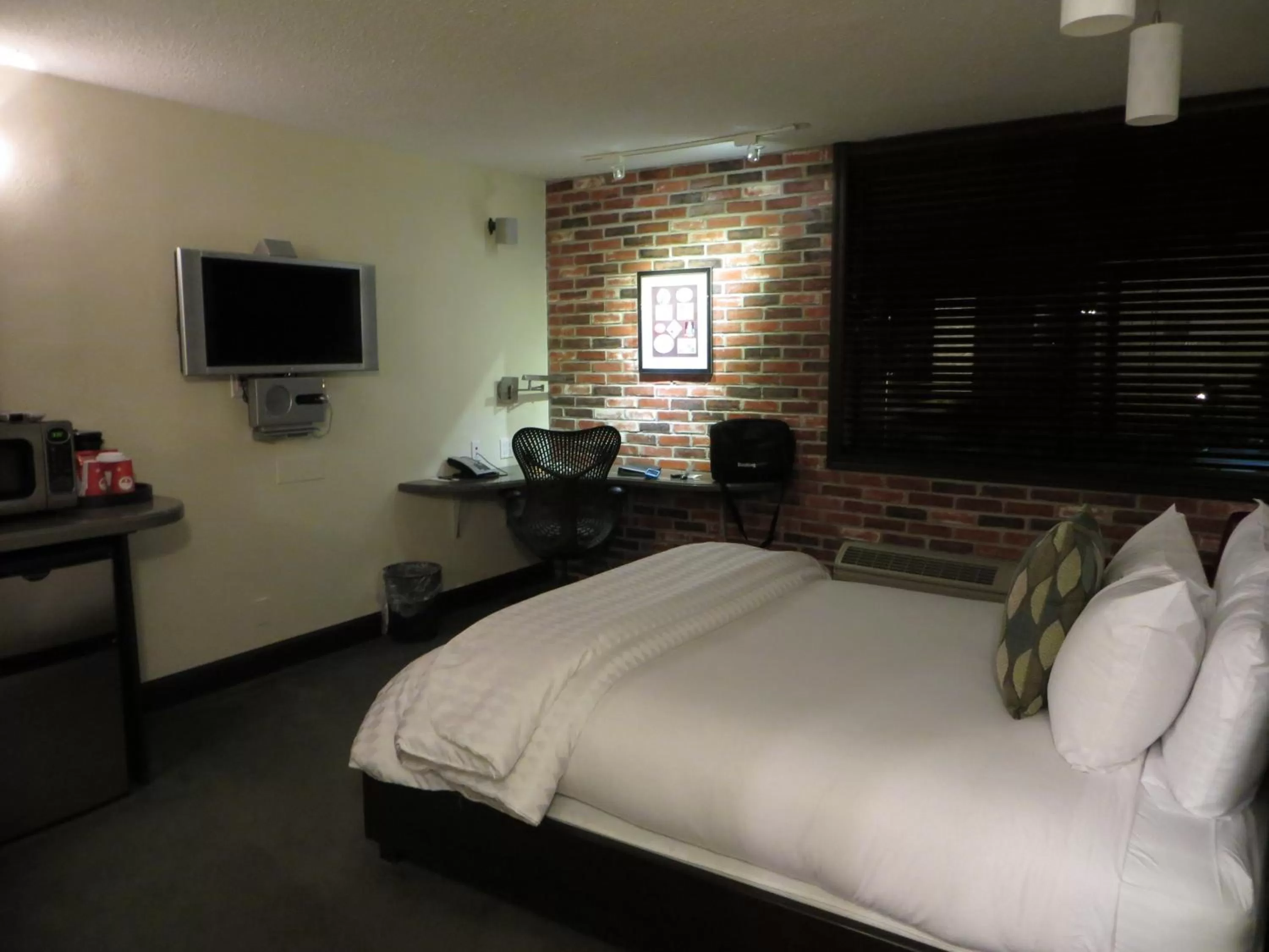 Bed, TV/Entertainment Center in Mark Twain Hotel