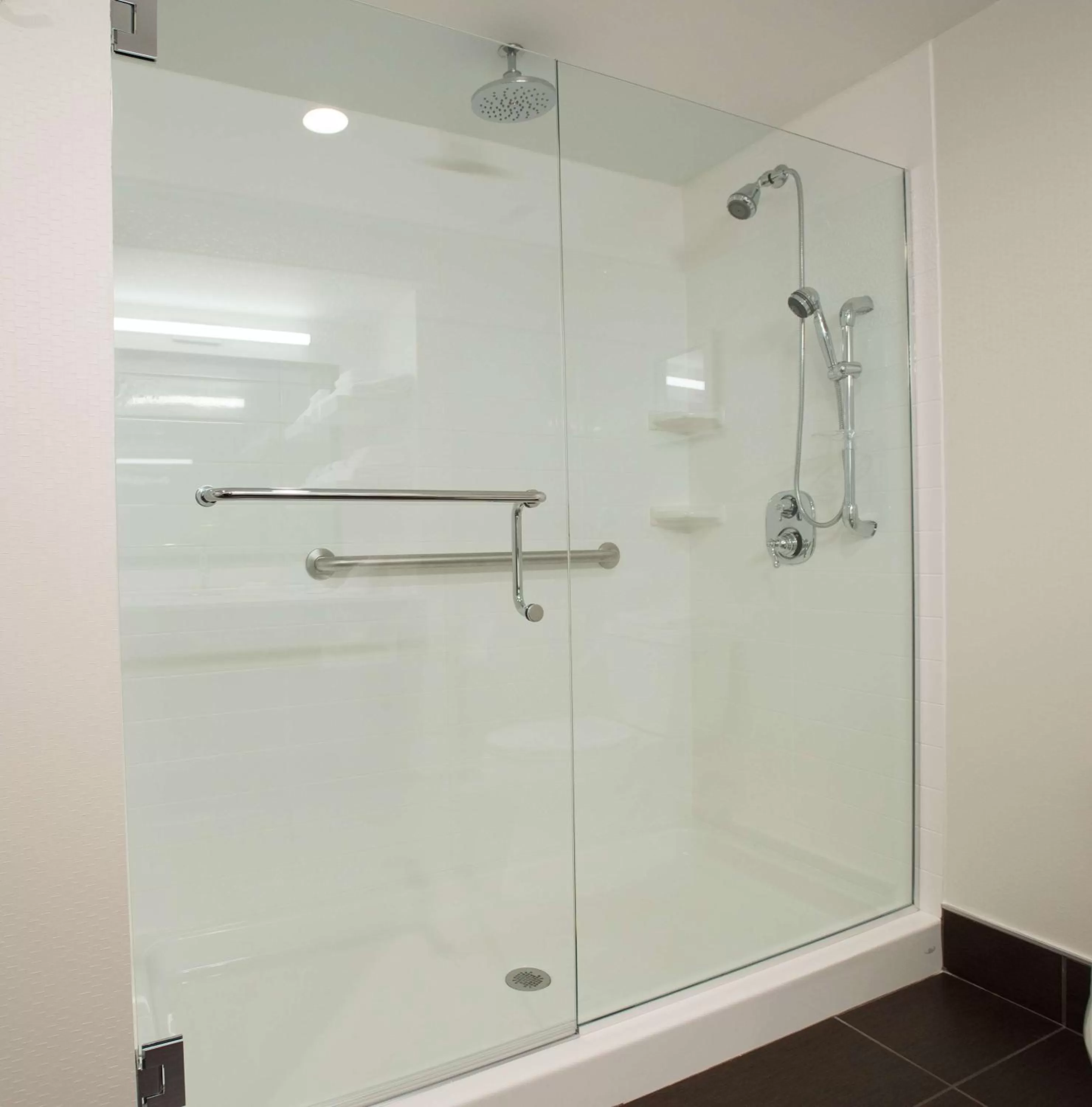 Bathroom in Hampton Inn Wooster