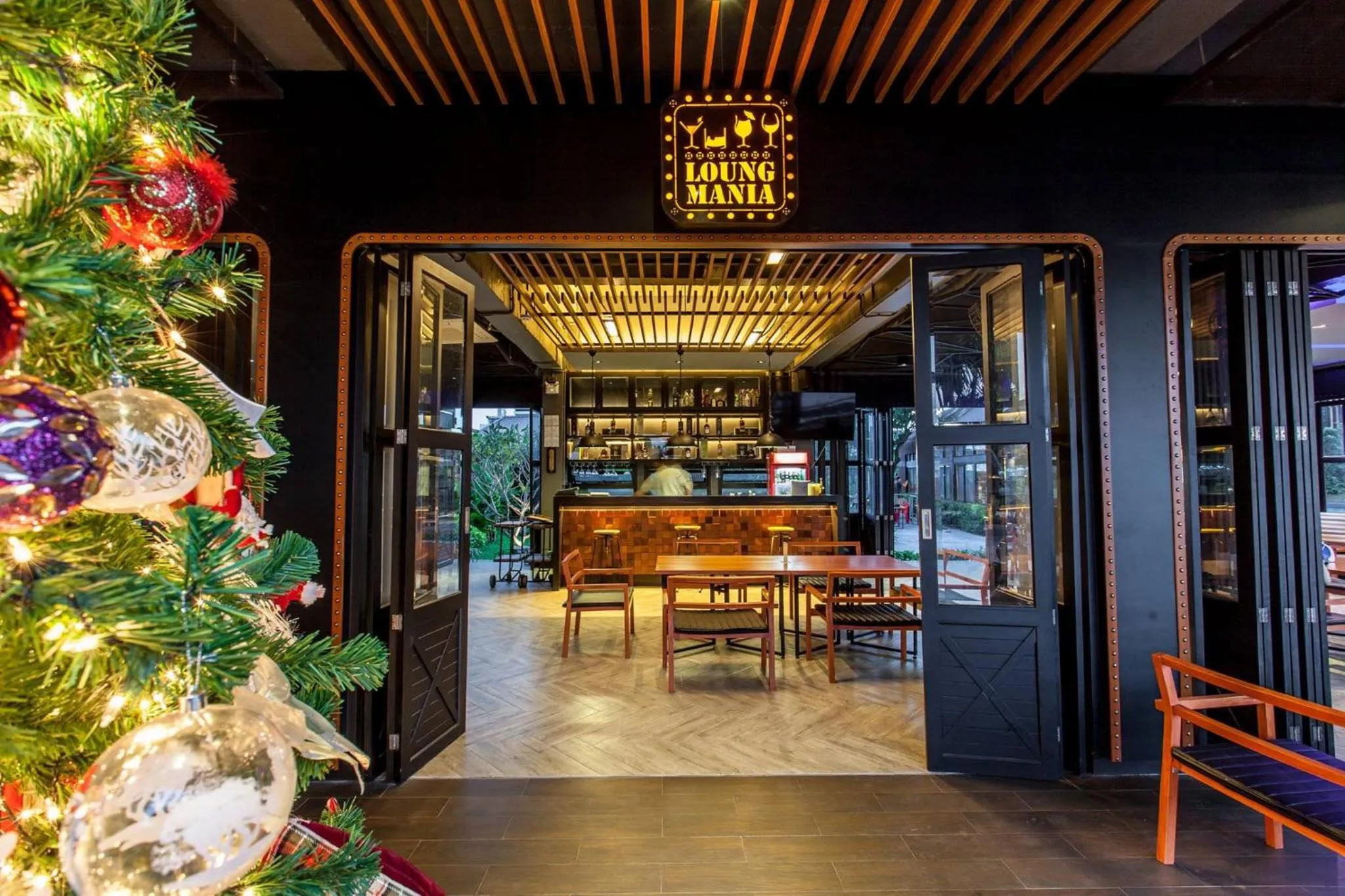 Restaurant/places to eat in Loft Mania Boutique Hotel