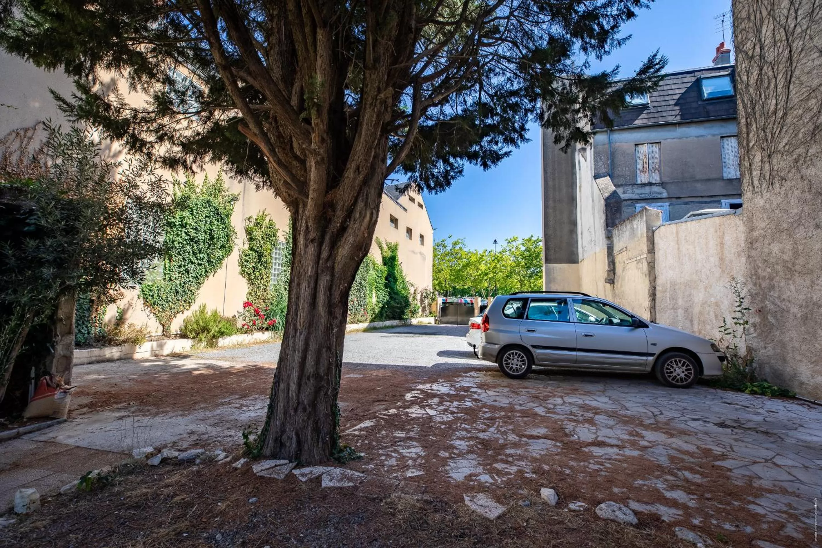 Property building in Hotel de la Gare