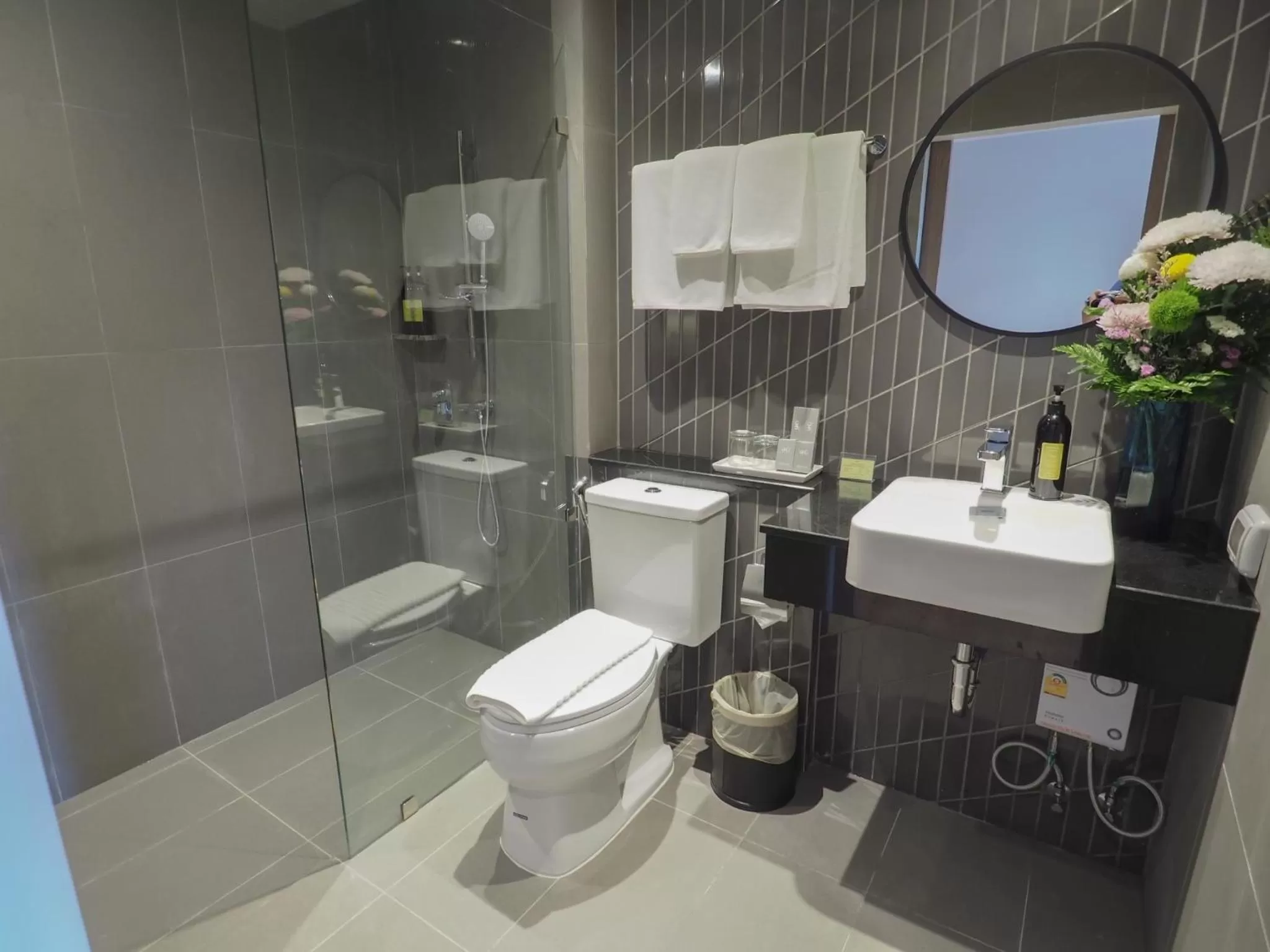 Bathroom in Asoke Residence Sukhumvit by UHG