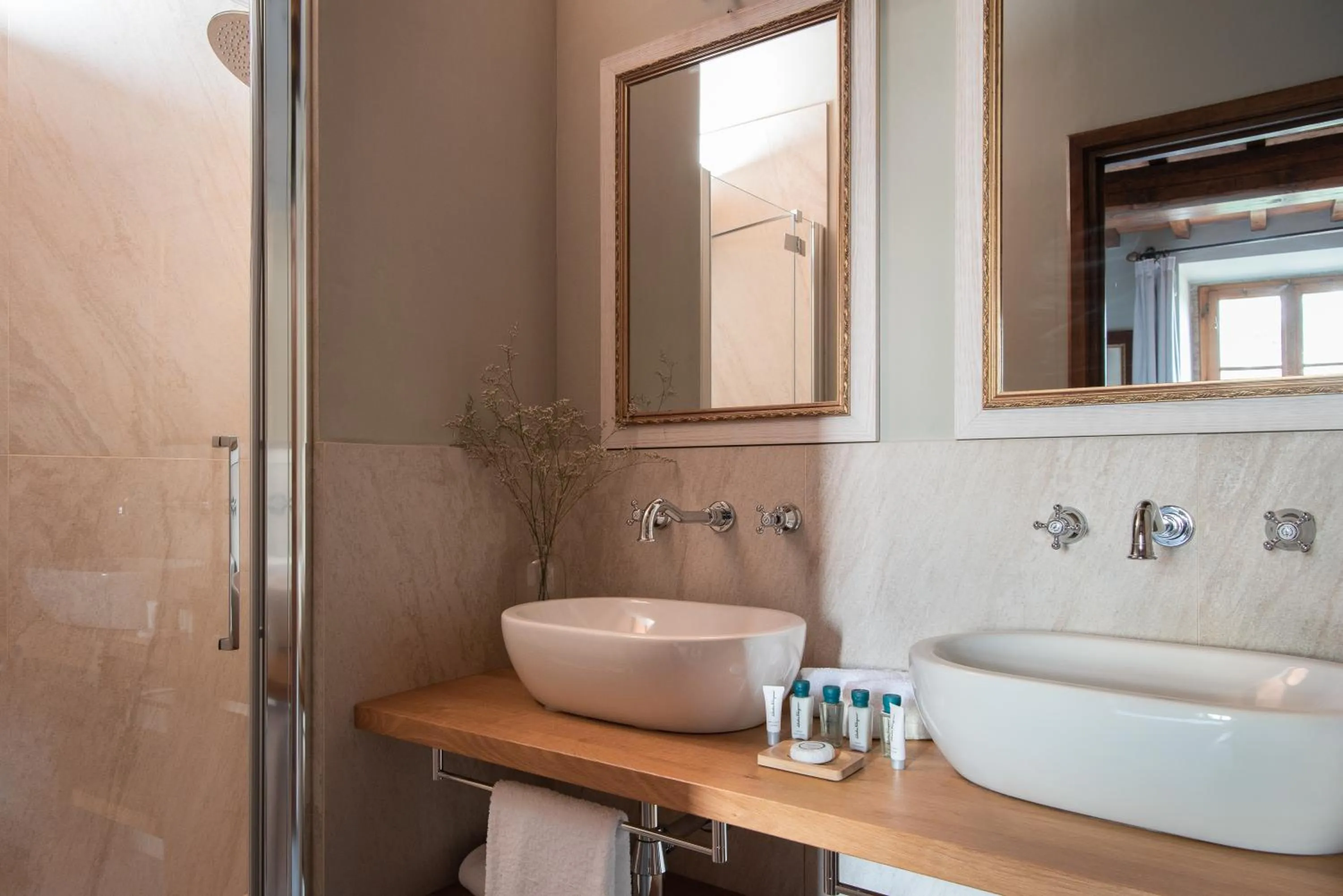 Bathroom in Relais Villa Olmo - Place of Charme