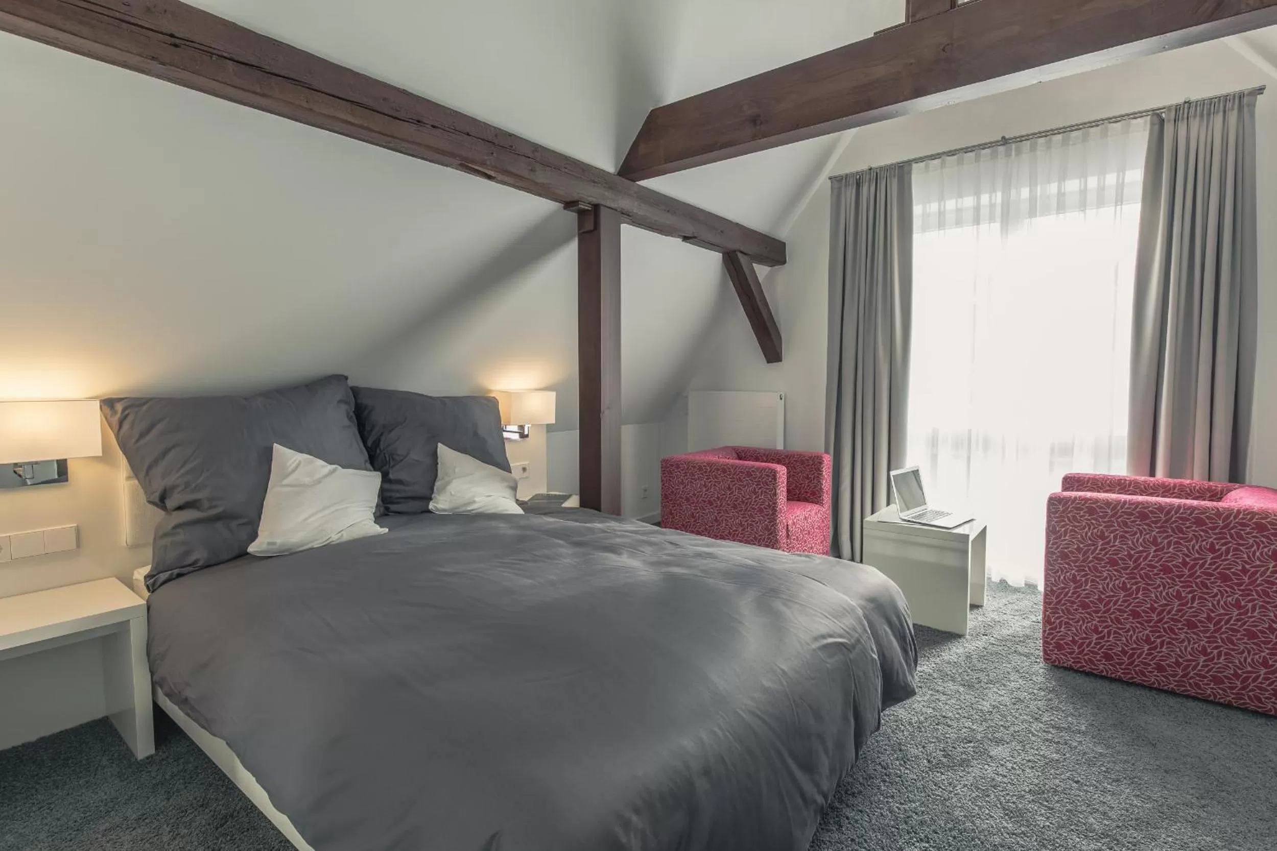 Day, Bed in Bahnlounge 1907