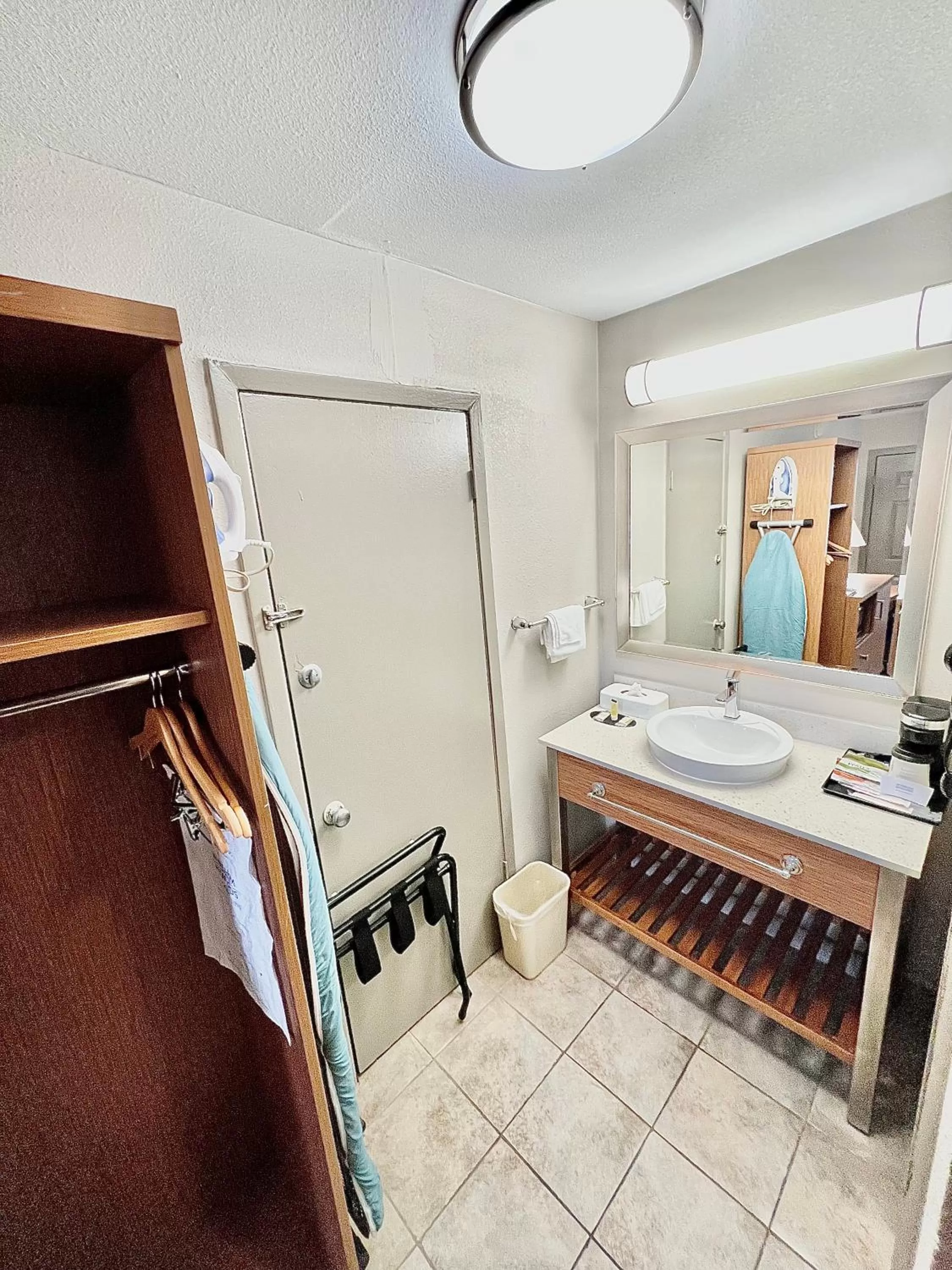 Photo of the whole room, Bed in Days Inn & Suites by Wyndham Arlington Near Six Flags