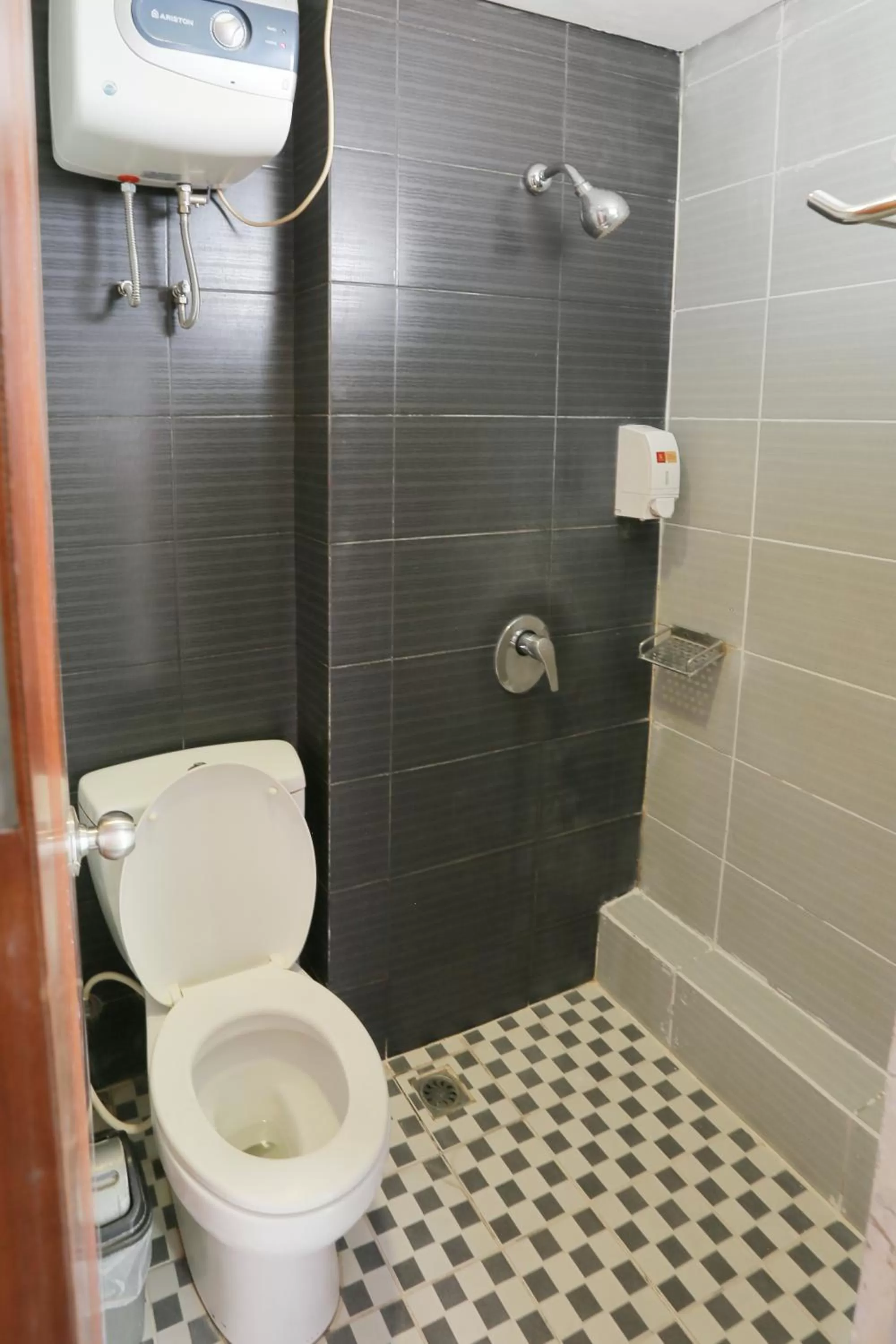 Bathroom in Hotel Gunawangsa Manyar