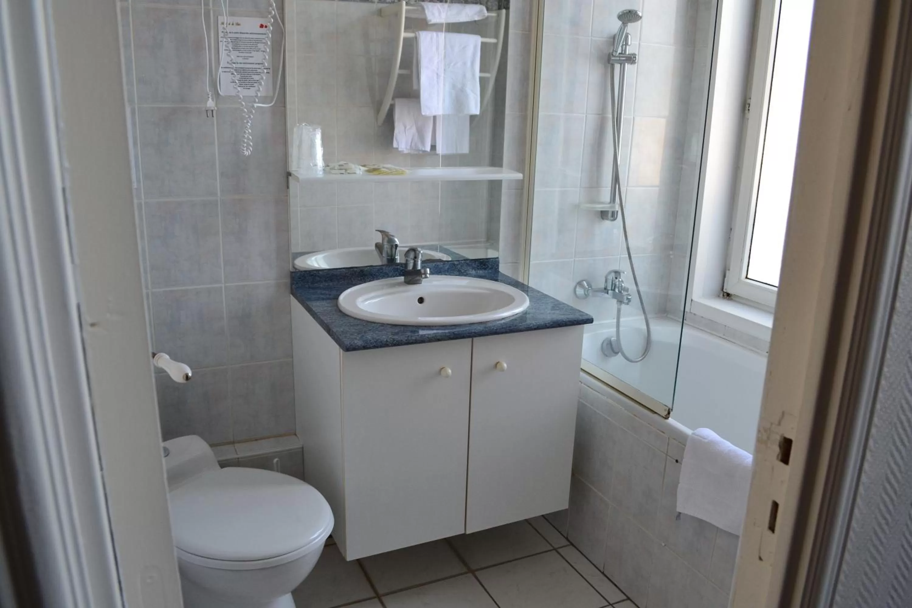 Day in Hotel De La Paix