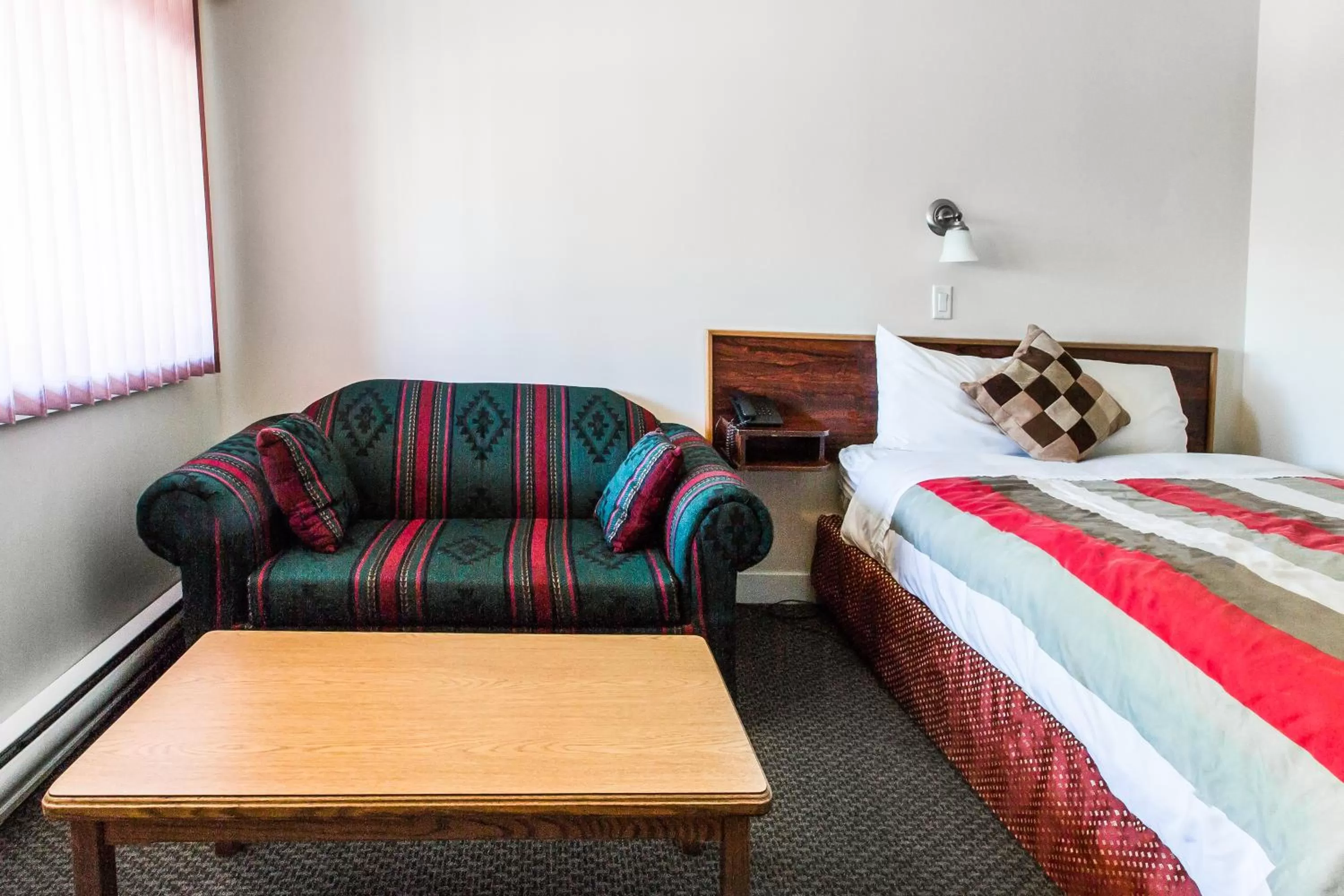 Seating area, Bed in Grandview Motel