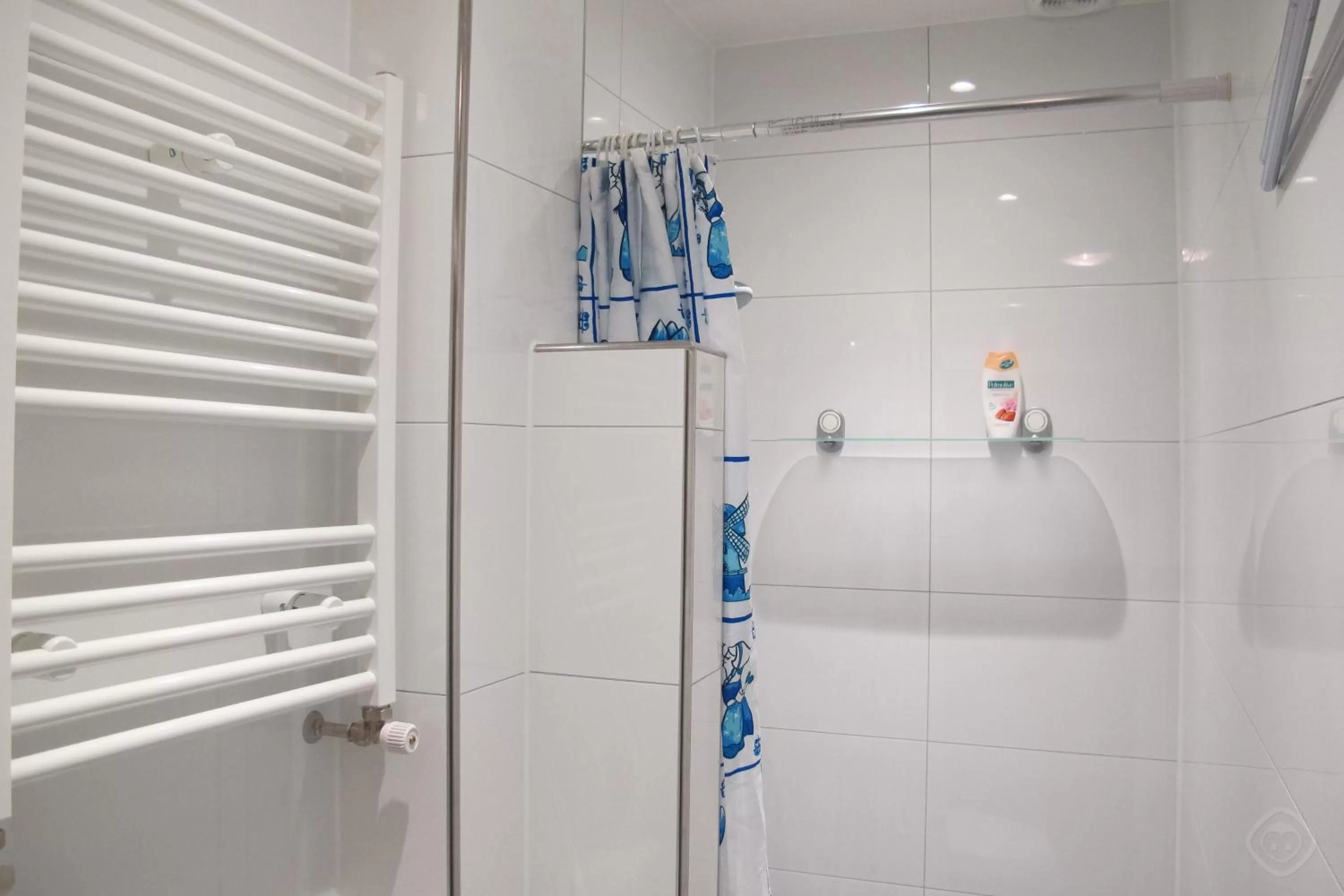 Shower in B&B West City Amsterdam