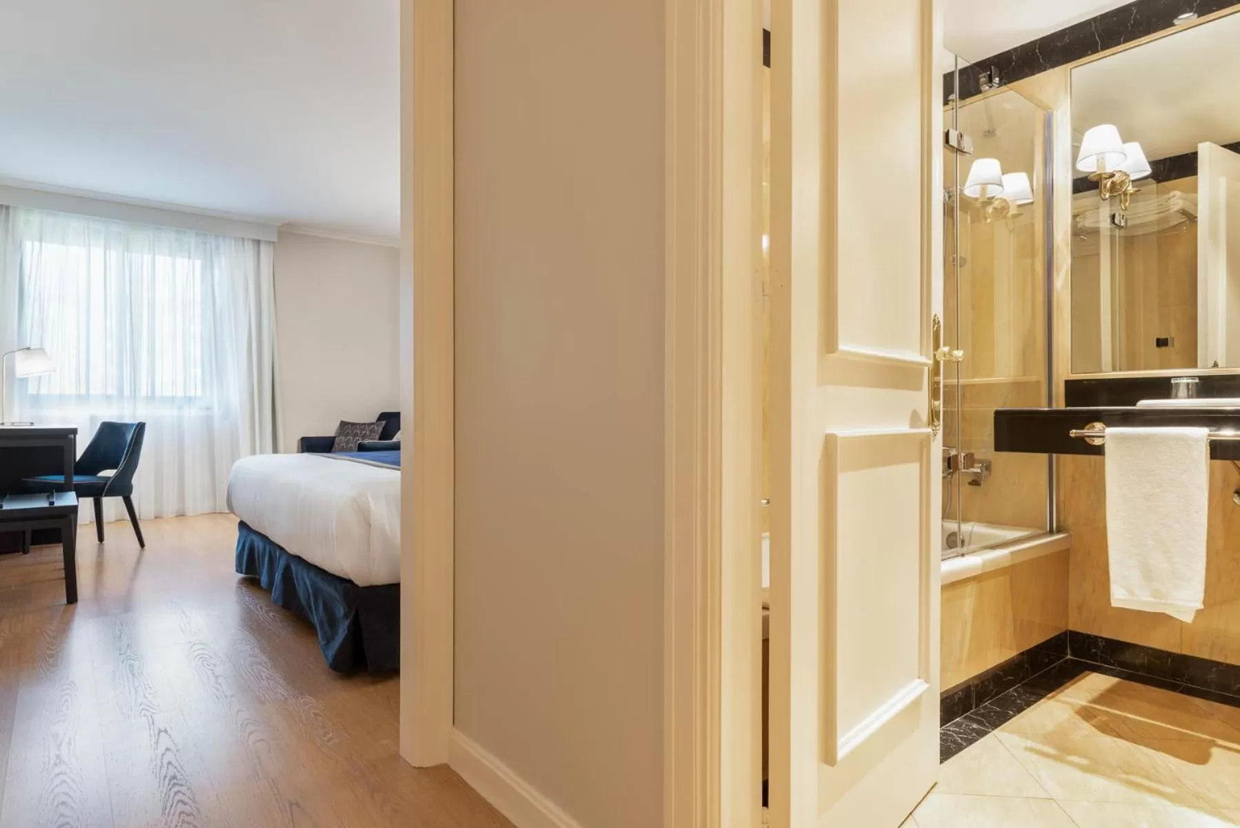 Bathroom, Bed in Eurostars Gran Hotel Lugo