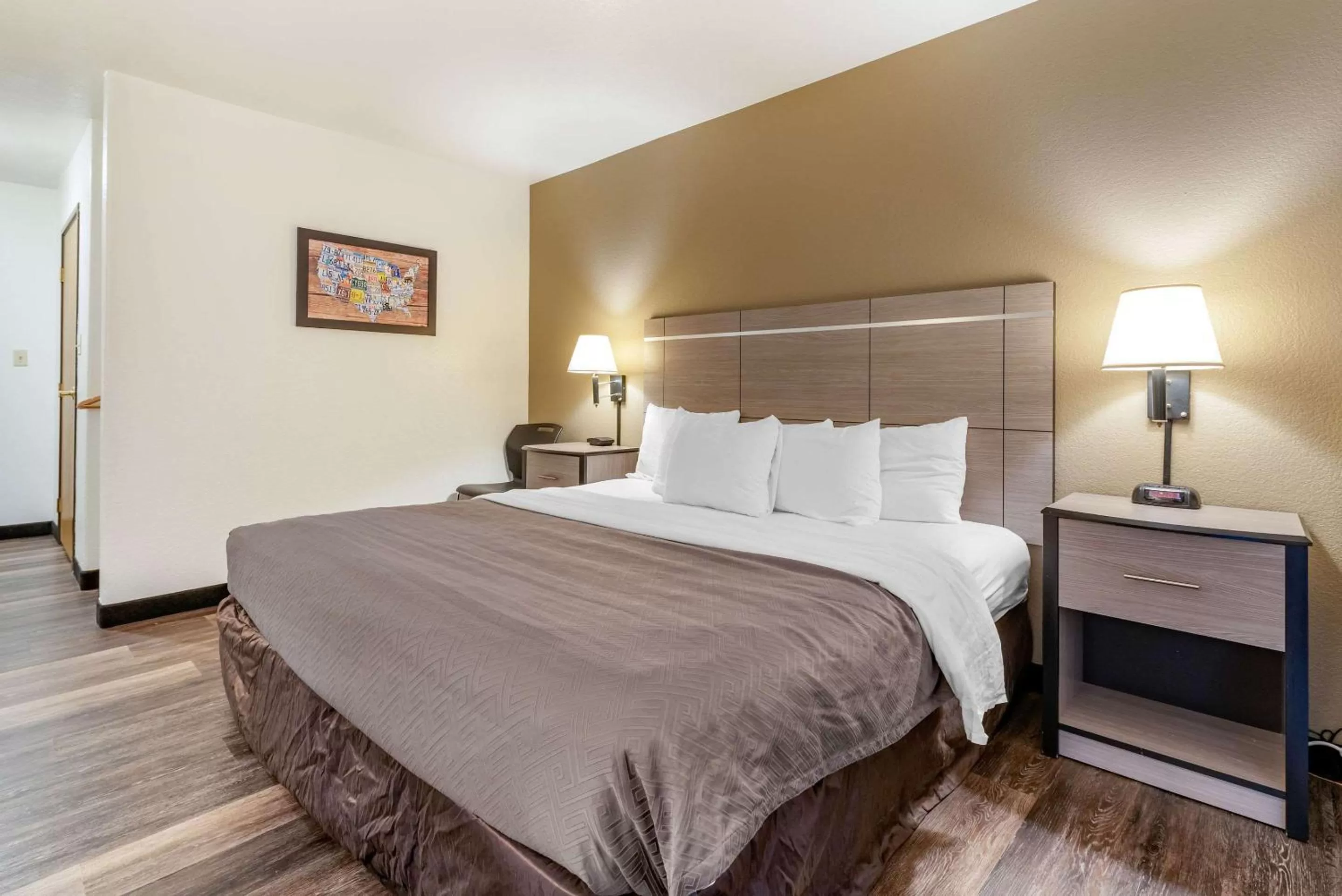 Bedroom, Bed in Econo Lodge Pueblo North