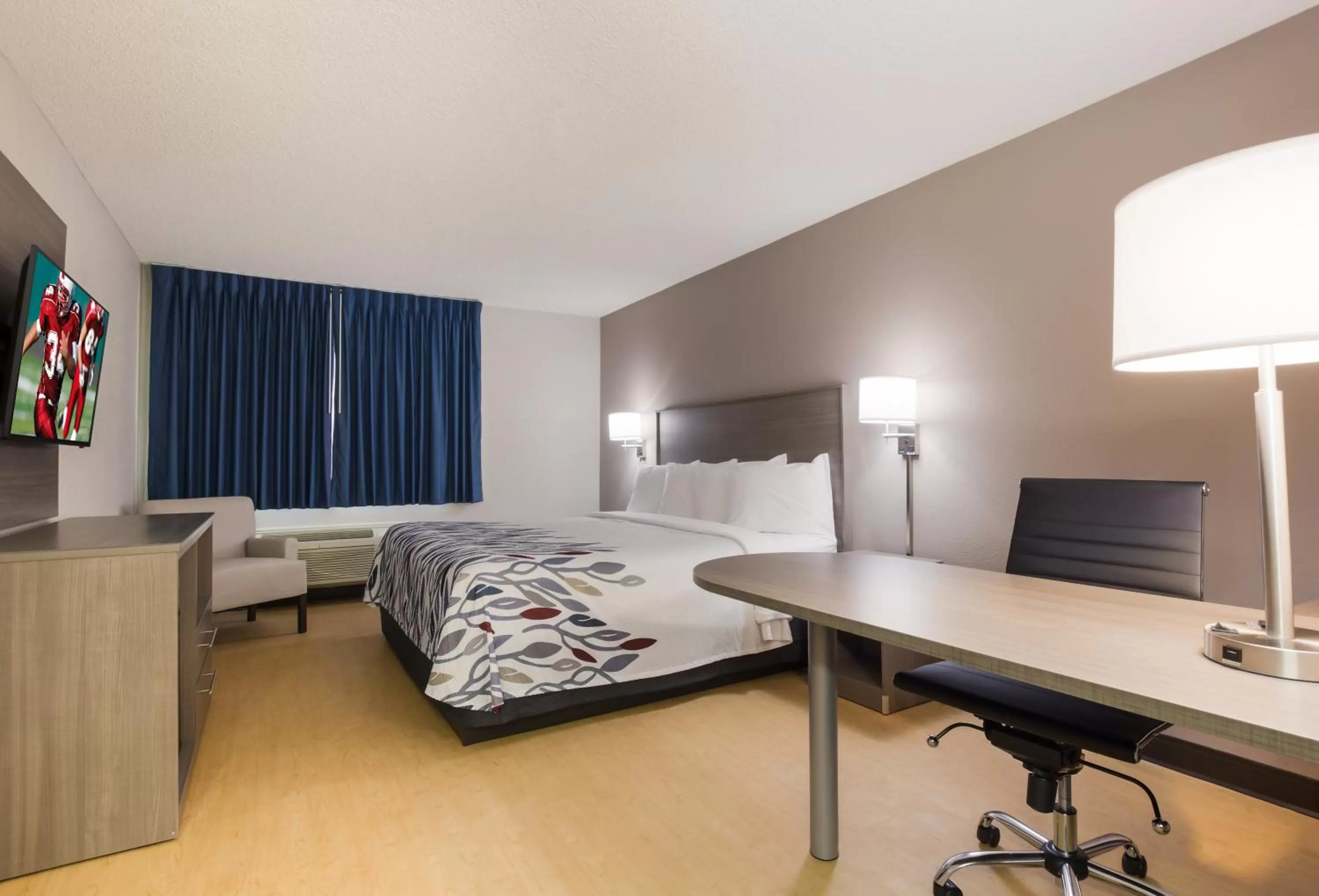 Photo of the whole room, Bed in Red Roof Inn Lawrenceburg