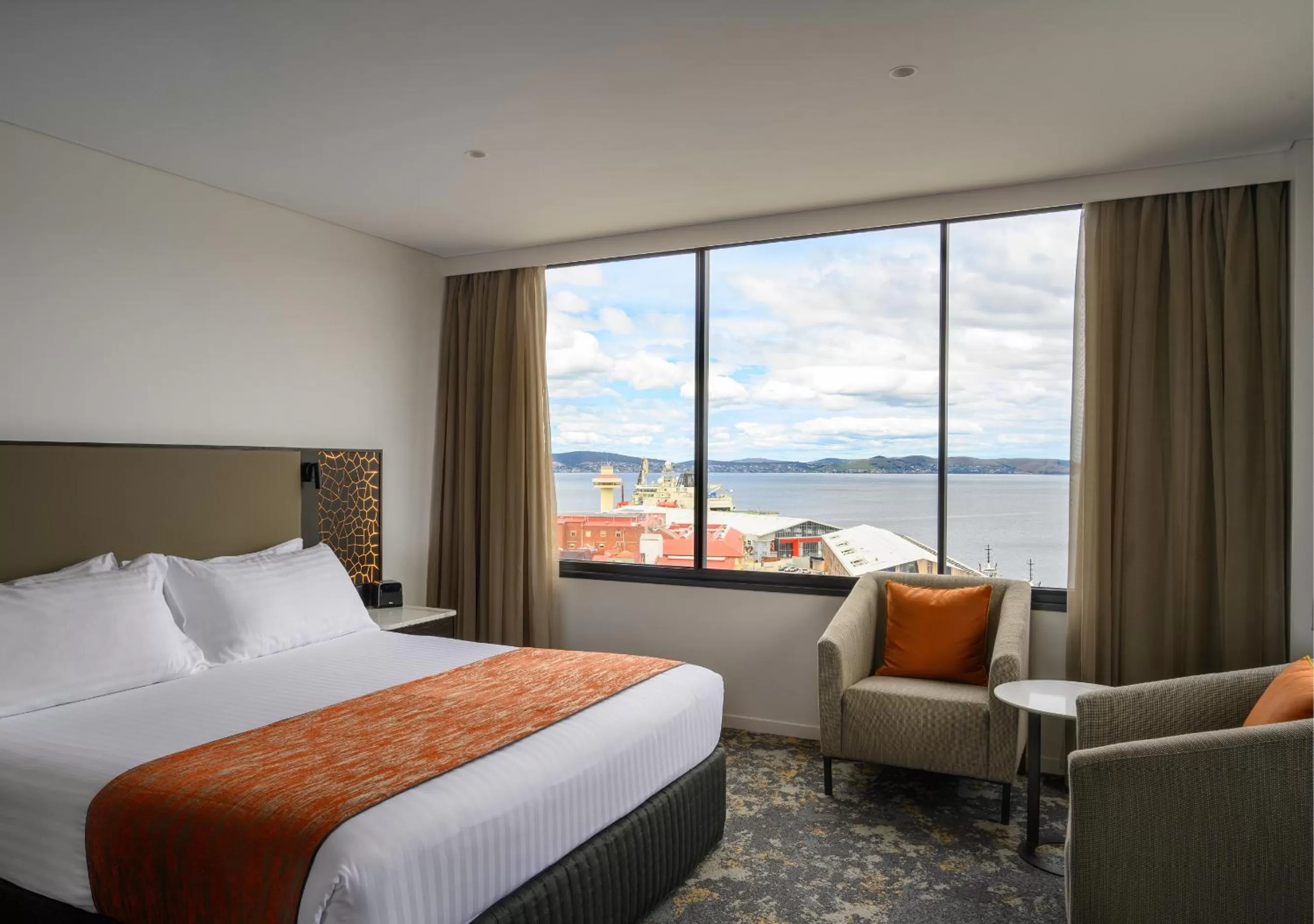 Sea view, Bed in Hotel Grand Chancellor Hobart