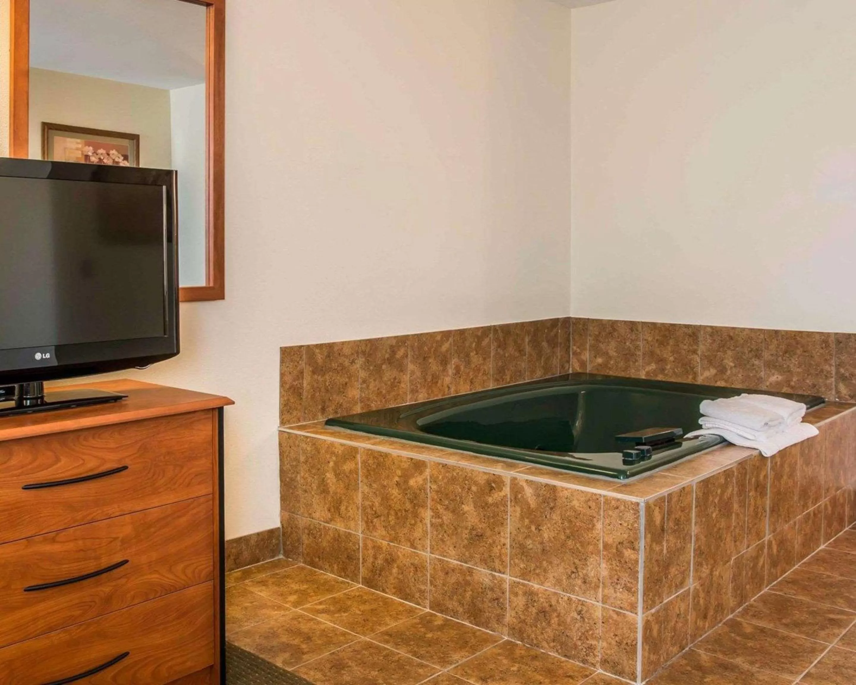 Communal lounge/ TV room in Quality Inn Durand I-69