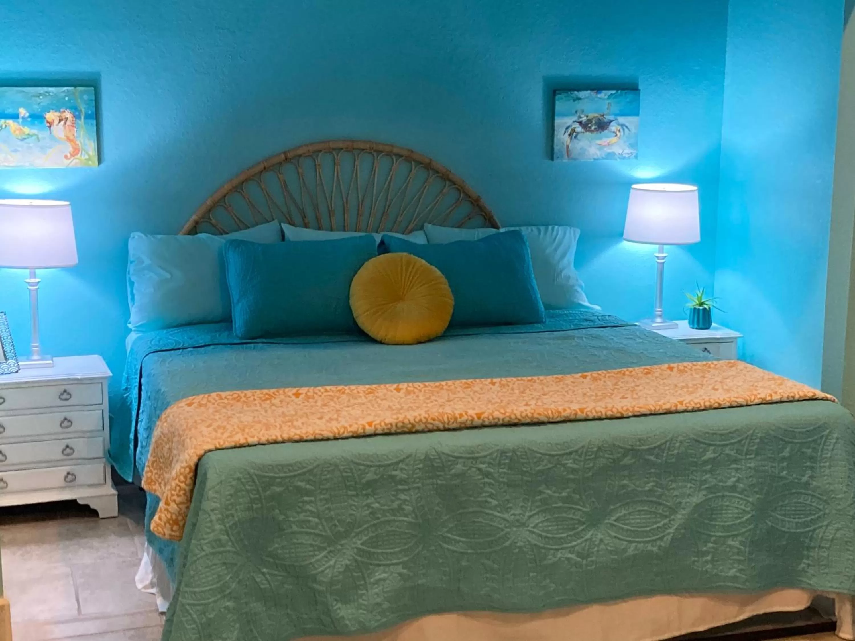 Bed in 3Gulls Inn Ozona-Boutique Hotel-Steps from Restaurants & Brewery-SwimSpa Pool-Pet Friendly