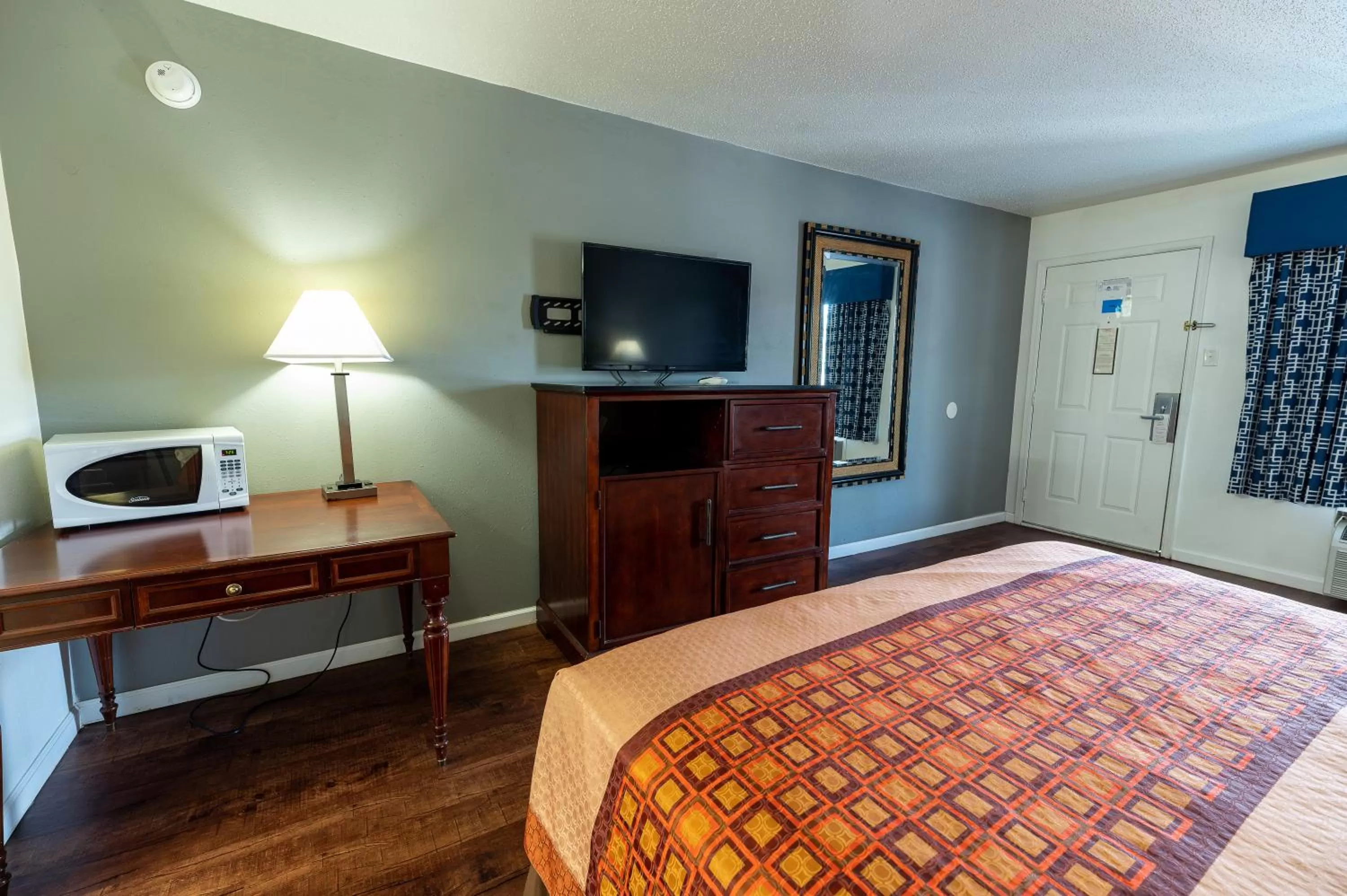 Bed in American Inn & Suites Russellville