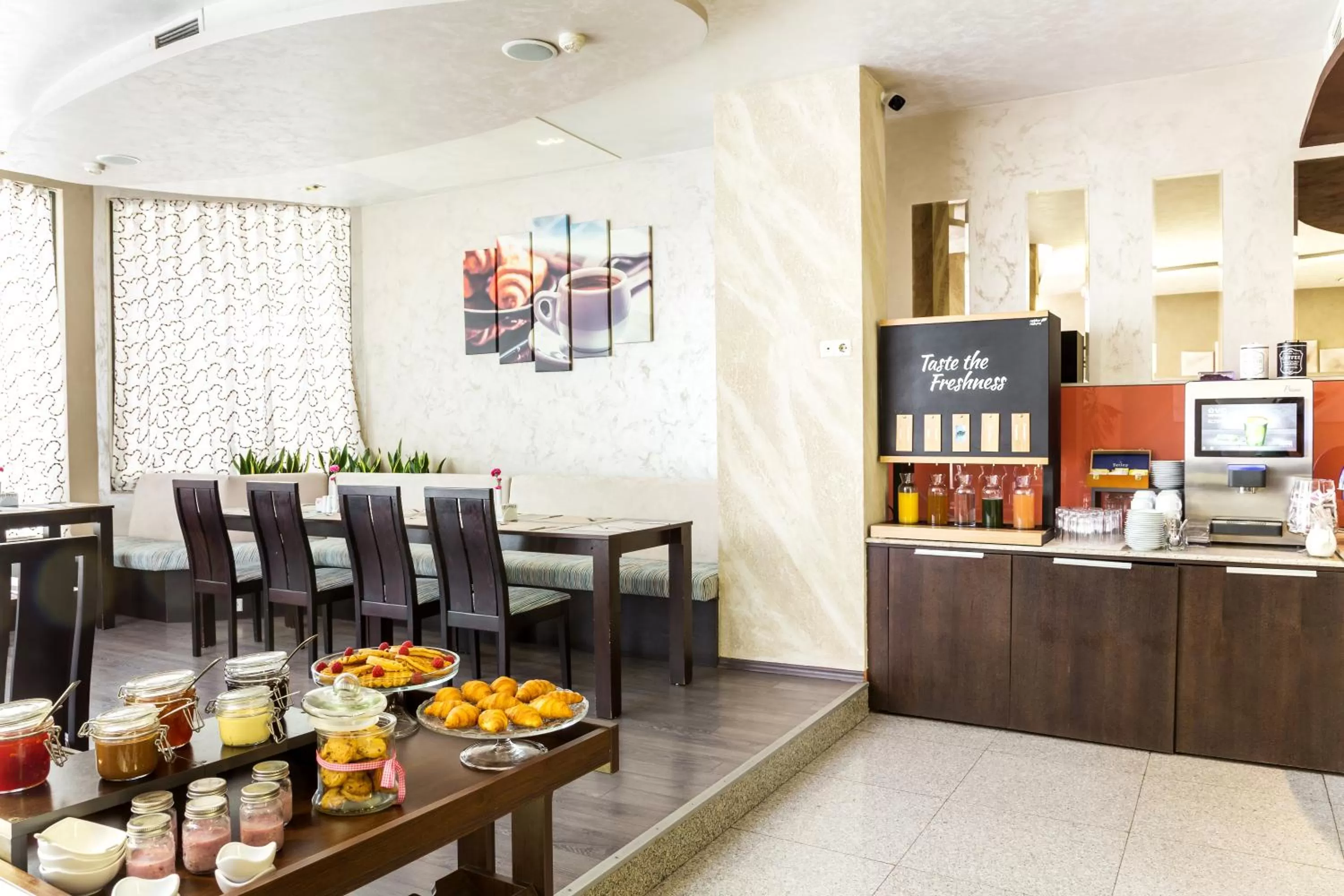 Restaurant/places to eat in City Avenue Hotel