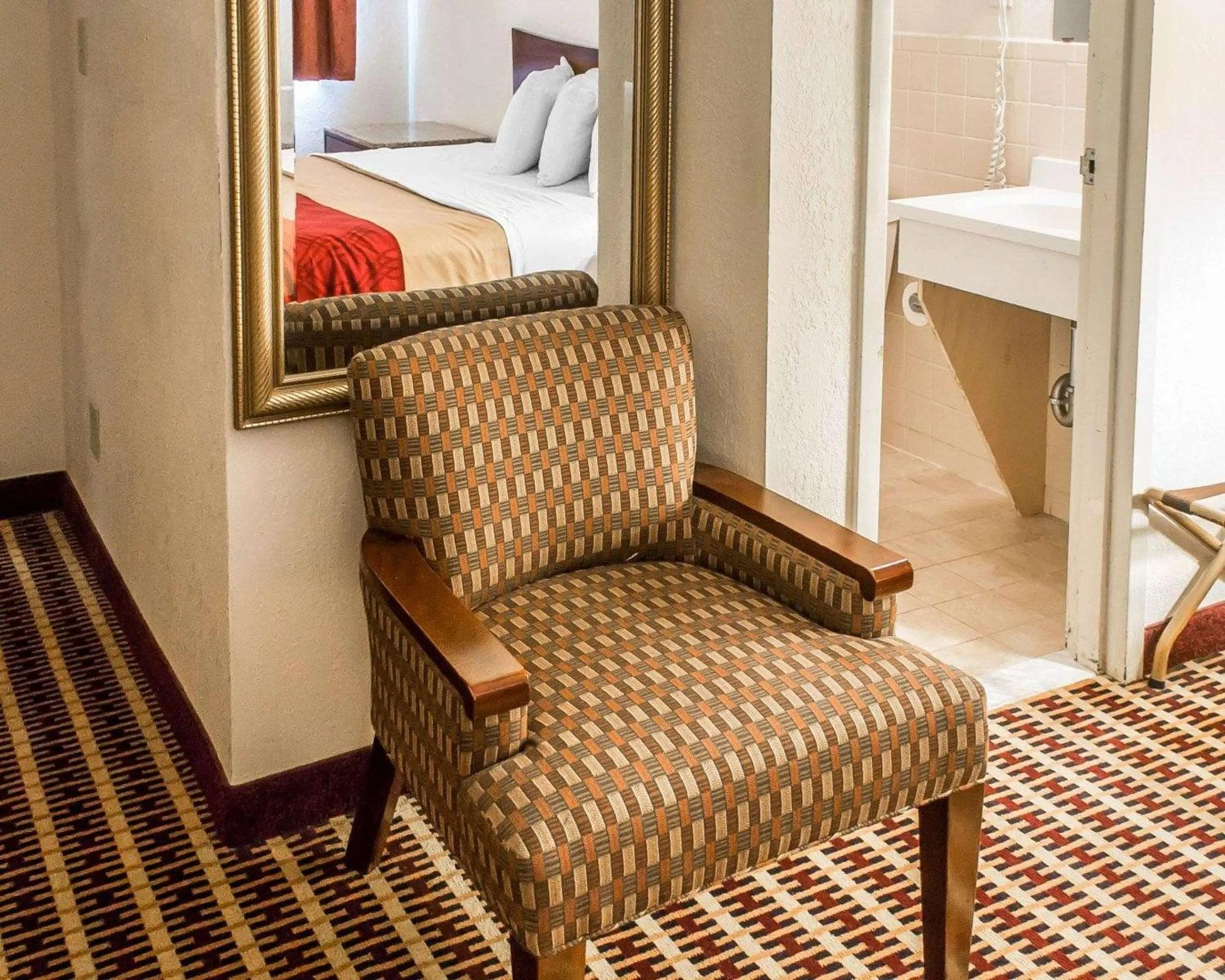 Photo of the whole room, Bed in Economy Inn & Suites