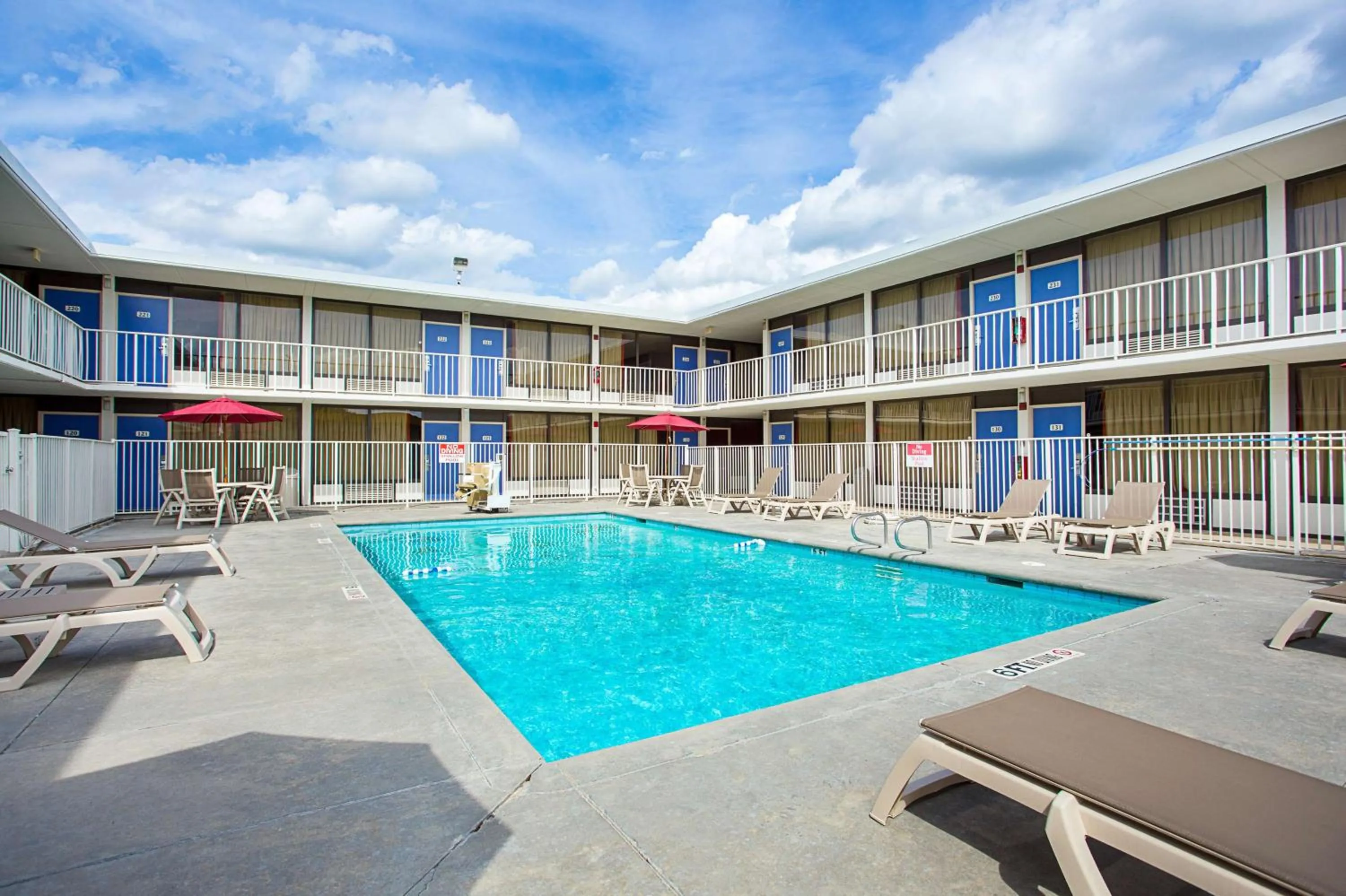 Pool view in Motel 6 Baton Rouge Southeast
