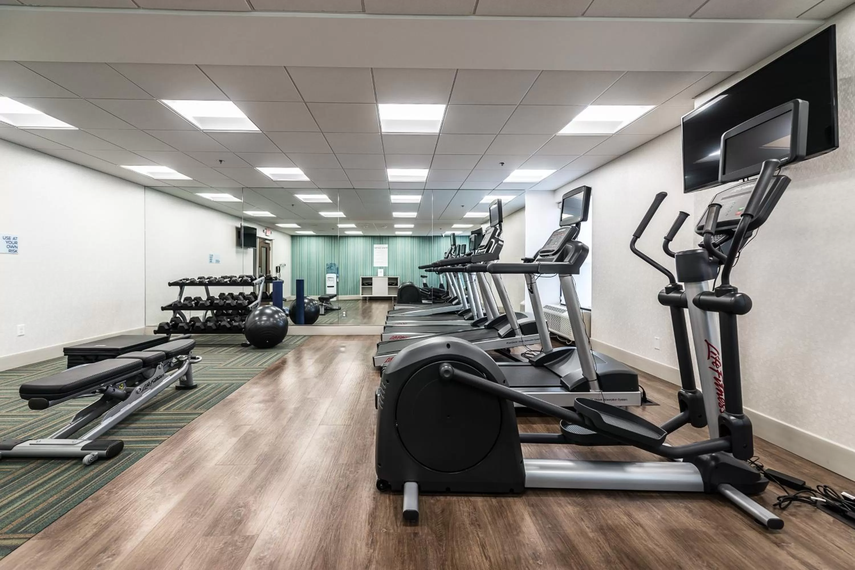 Fitness centre/facilities in Holiday Inn Express Flint-Campus Area by IHG