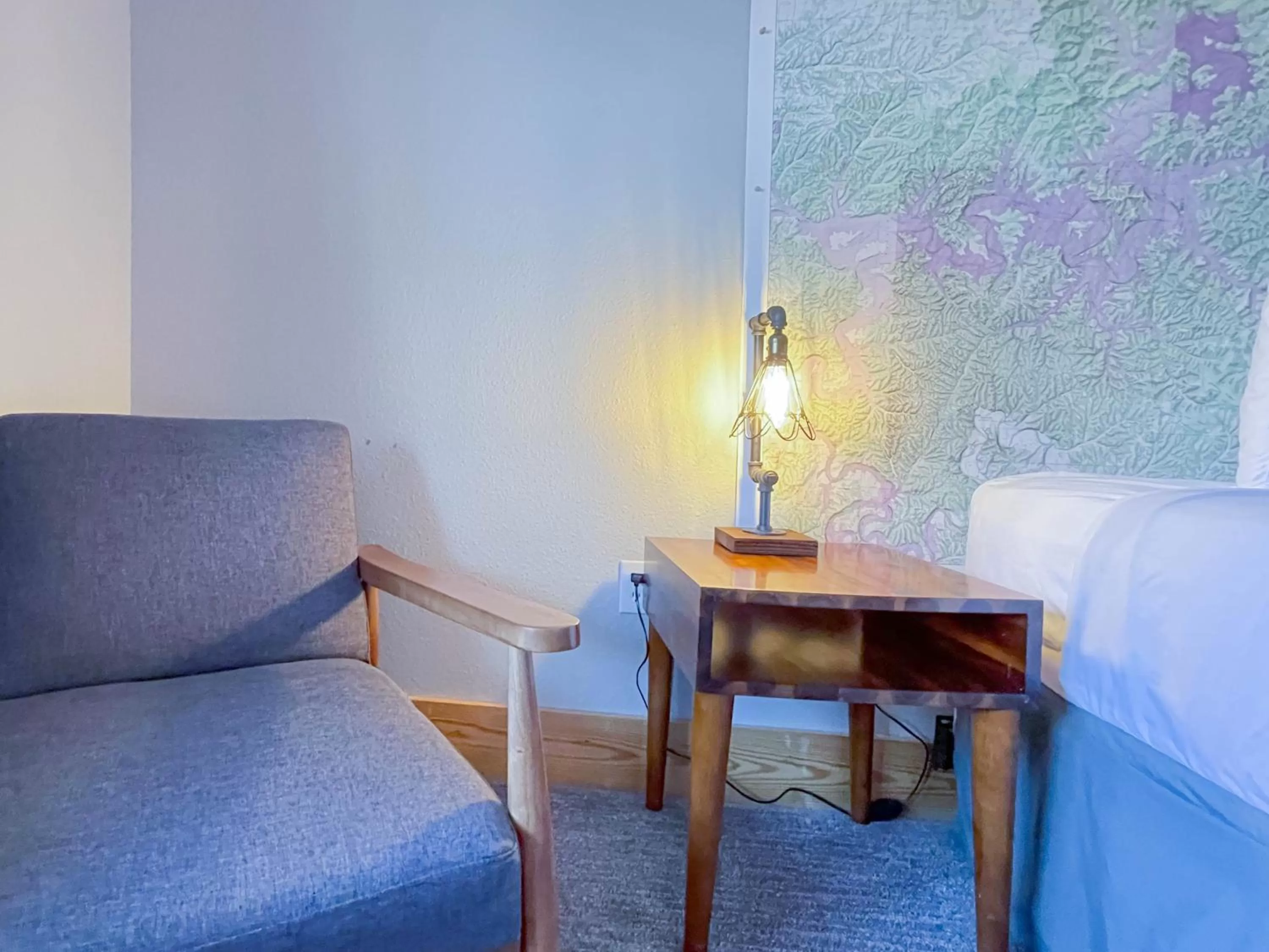 Seating area, Bed in The Wanderoo Lodge