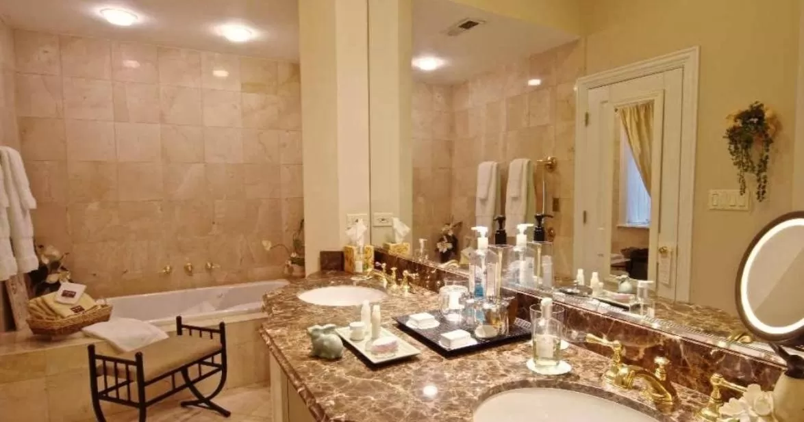 Bathroom in Harvey House Bed & Breakfast