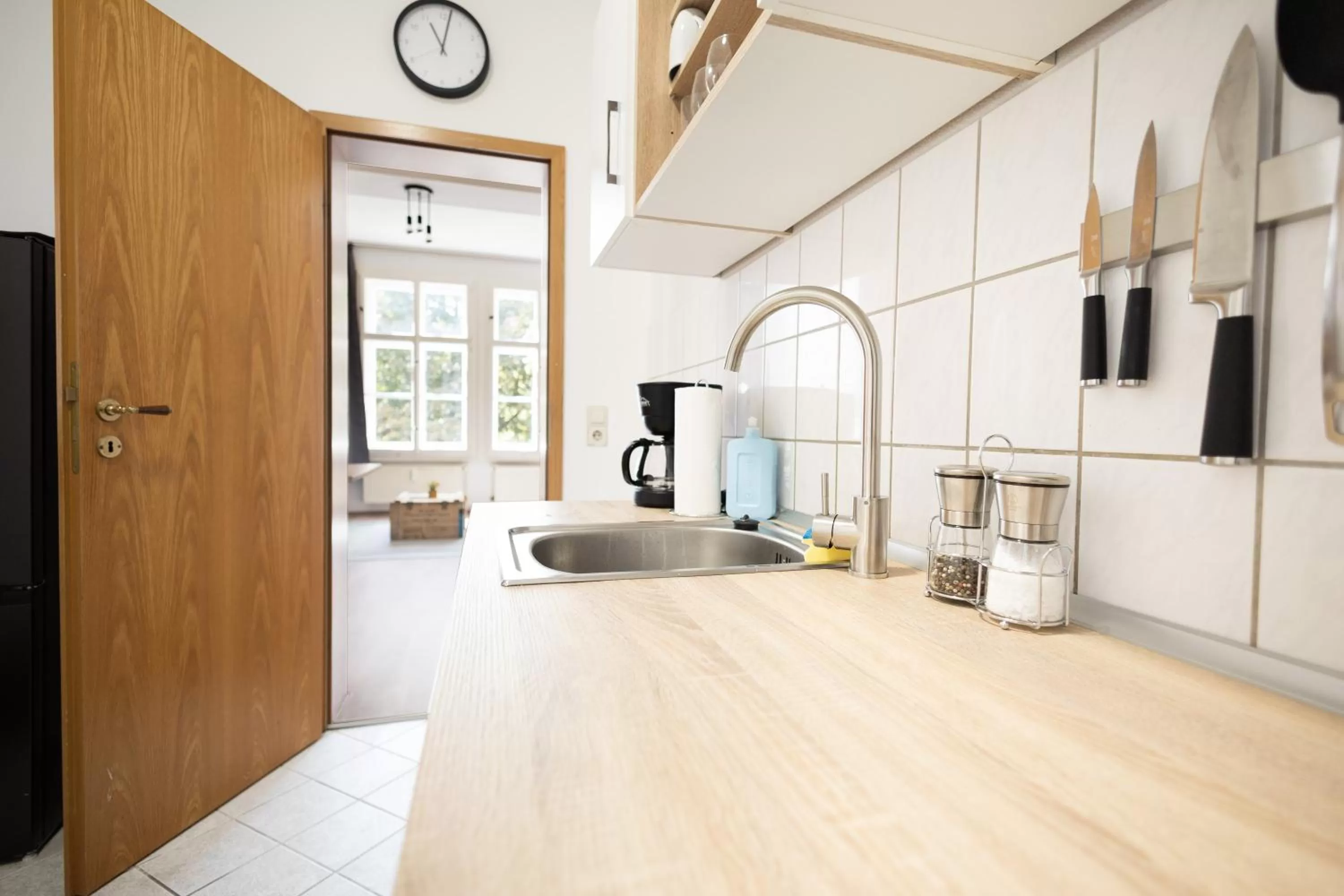 Kitchen or kitchenette, Kitchen/Kitchenette in Ko-Living Space an der Oper - Street Art Design Apartments