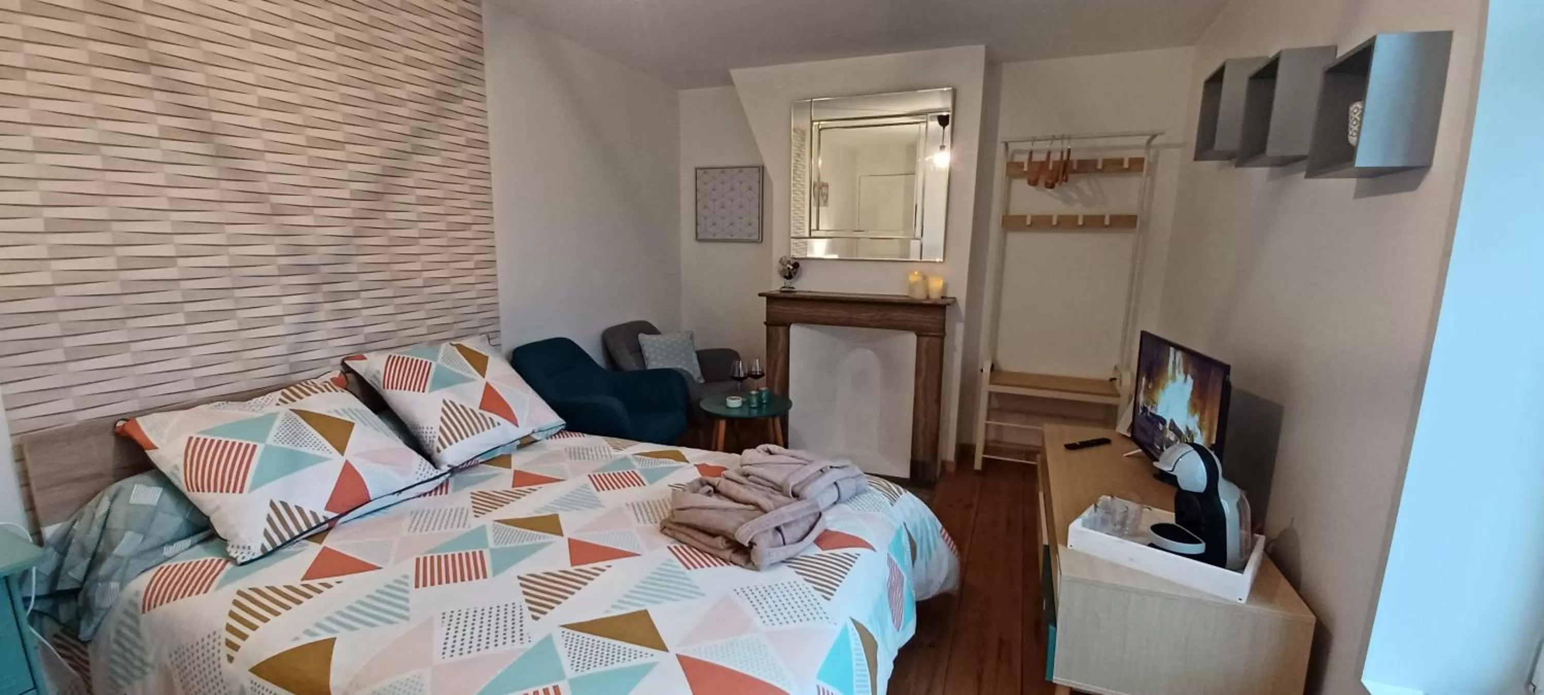 Photo of the whole room, Bed in La Carte Postale