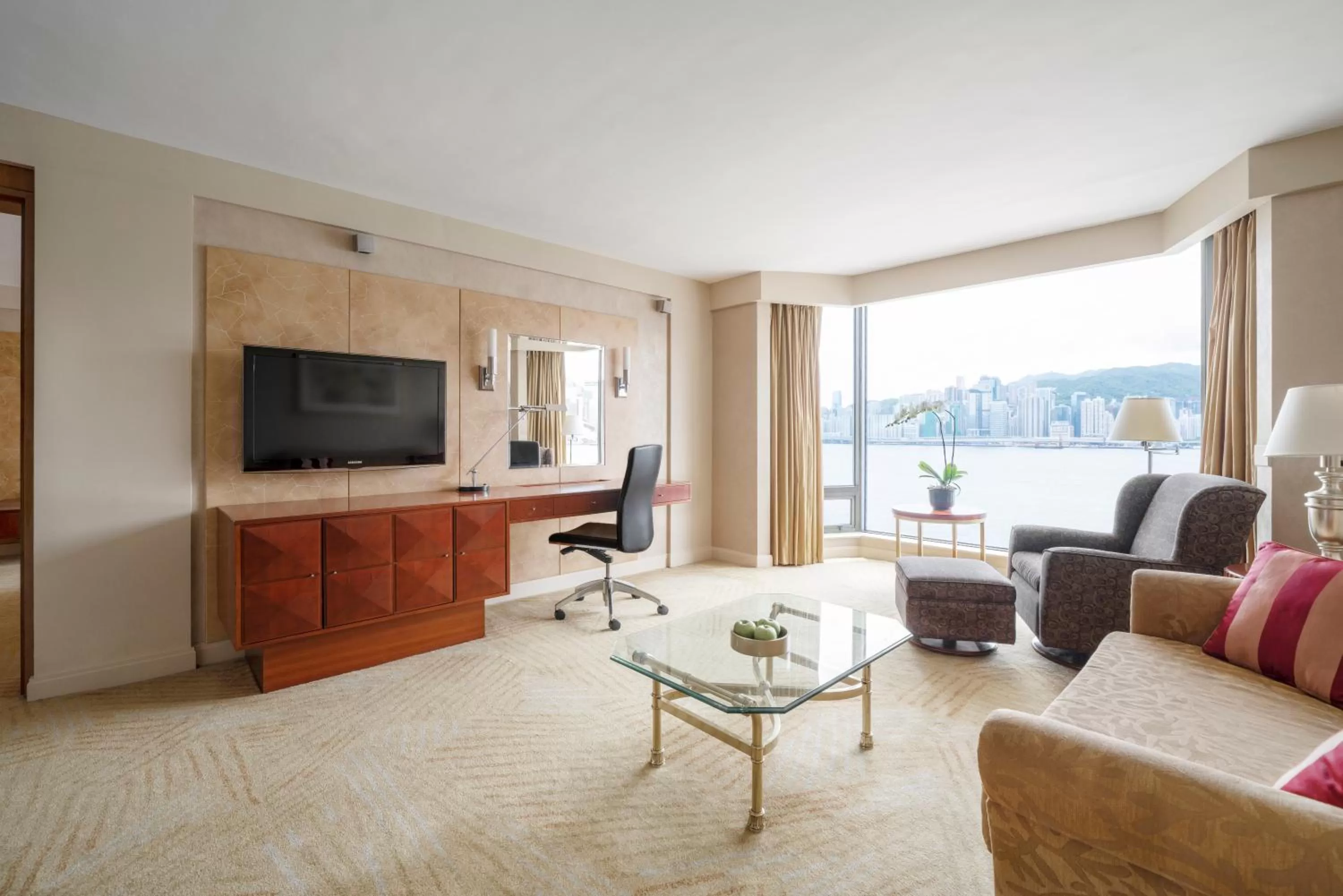 TV and multimedia in Kowloon Shangri-La, Hong Kong